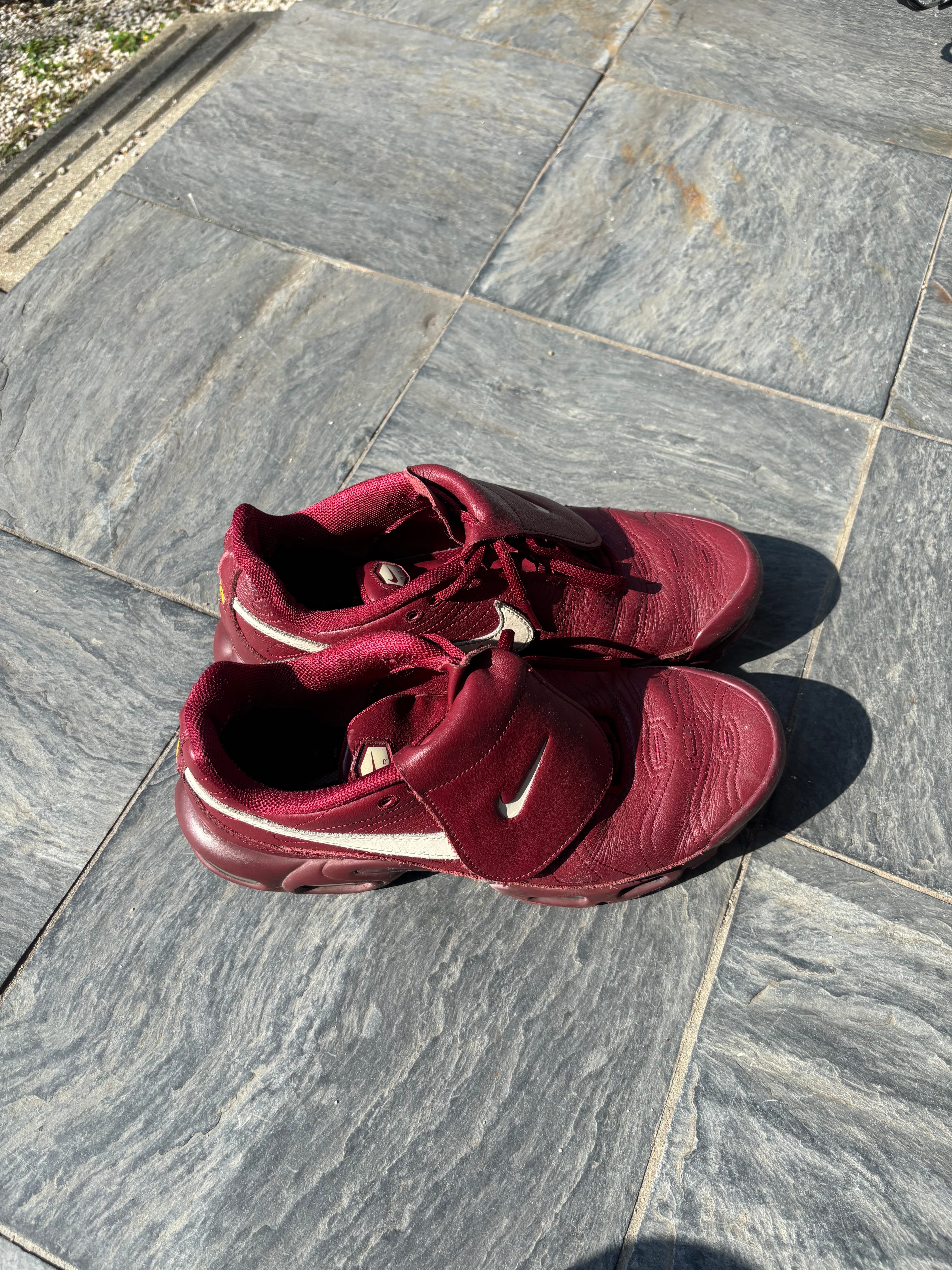 ナイキ エアマックスプラス ティエンポ "チームレッド アンド セイル"