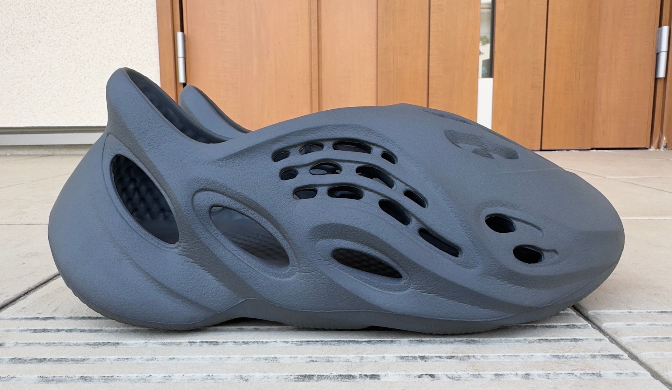 adidas YEEZY Foam Runner "Carbon"