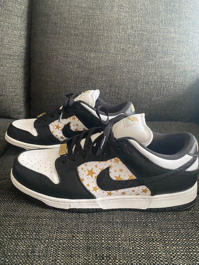 Supreme × Nike SB Dunk Low OG QS Gold Stars "White/Black"