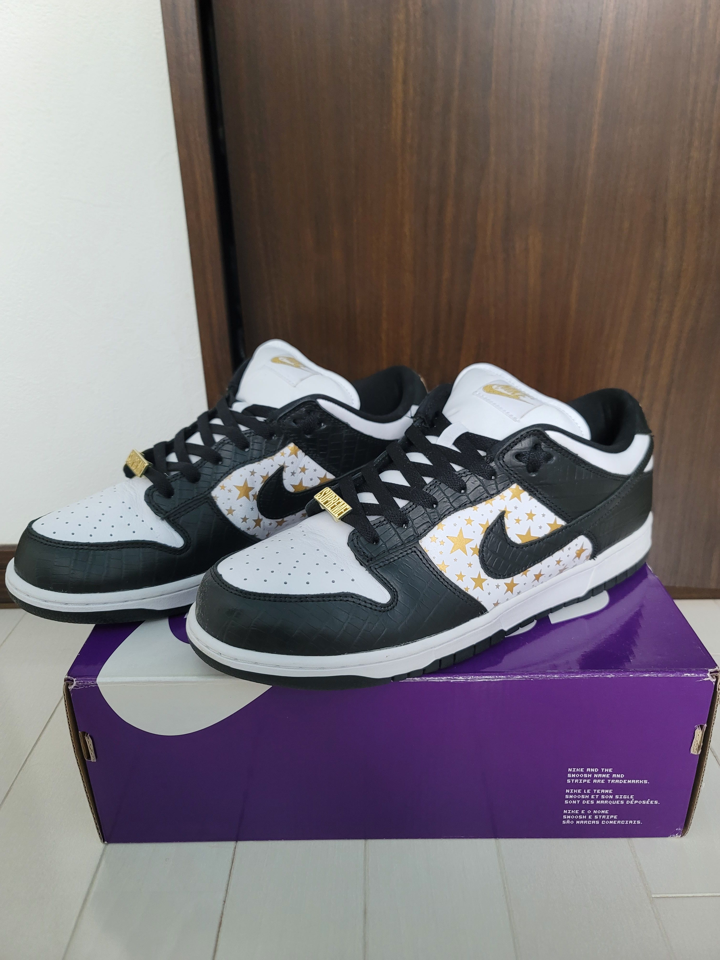 Supreme × Nike SB Dunk Low OG QS Gold Stars "White/Black"