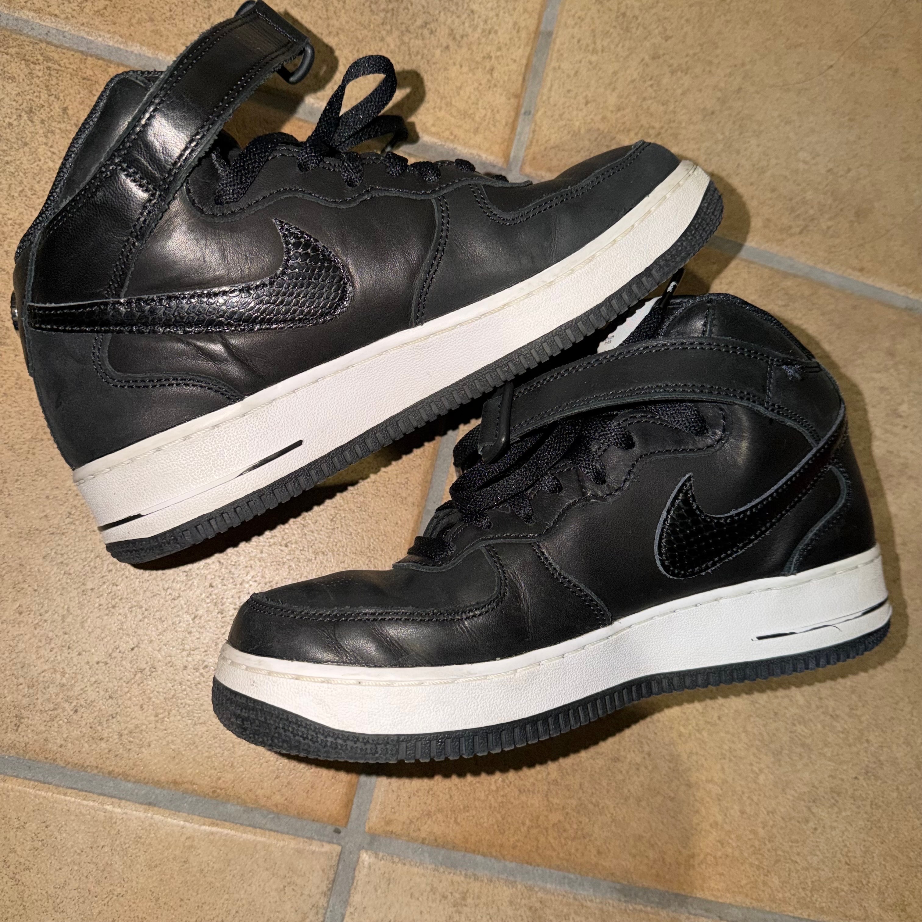 ステューシー × ナイキ エアフォース1 ミッド "ブラック/ブラック"