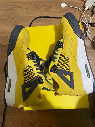 Nike Air Jordan 4 "Tour Yellow"