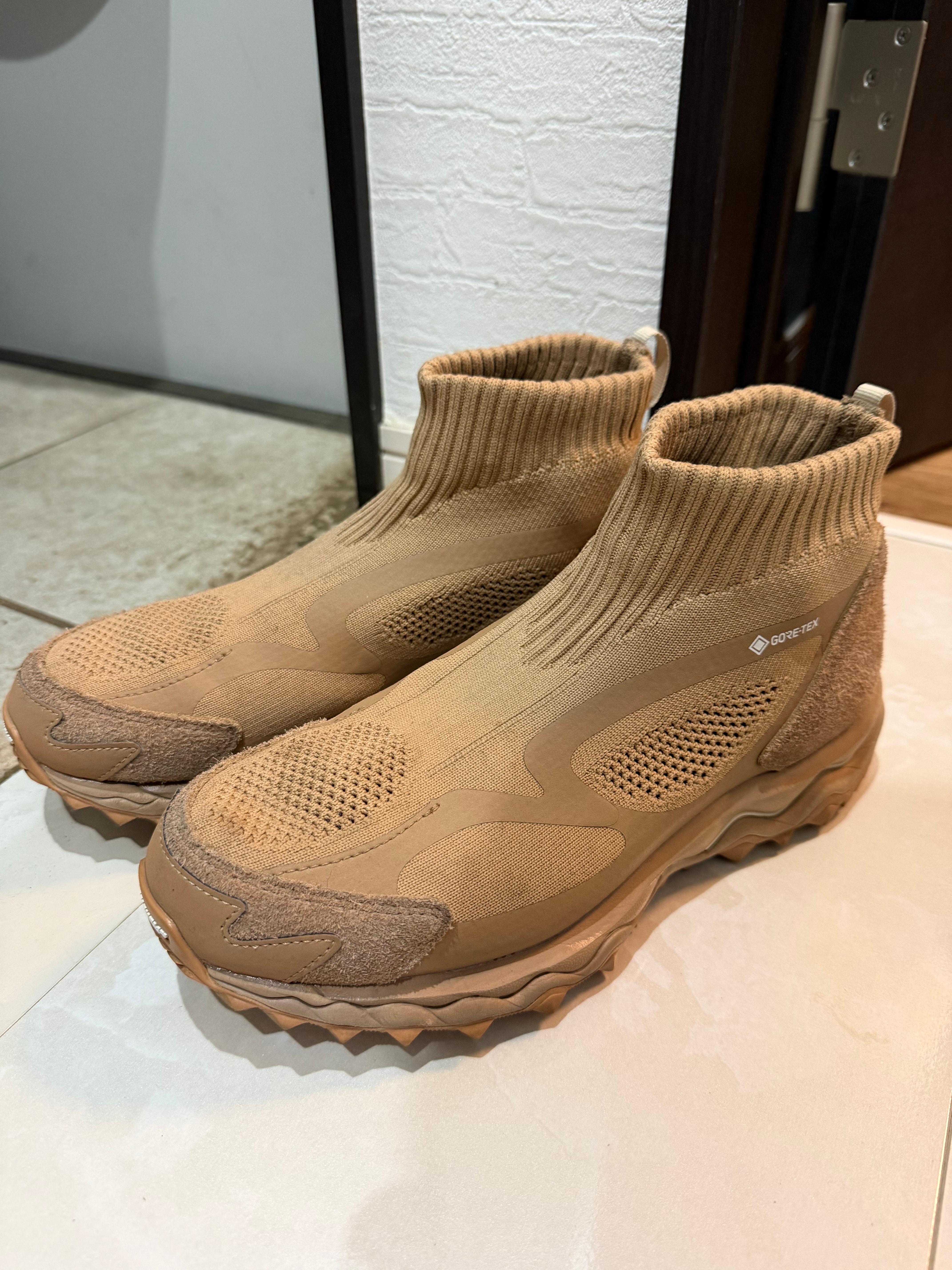 ノンネイティブ × ミズノ ウェーブ ムジン TL ミッド ゴアテックス "コニャック"