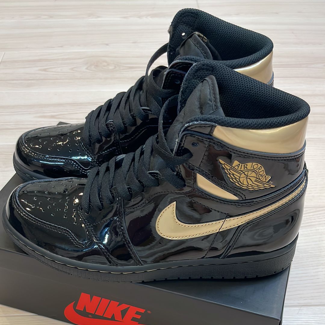 Nike Air Jordan 1 High OG "Black-Metalic Gold"