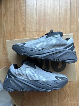 adidas YEEZY 700 MNVN
