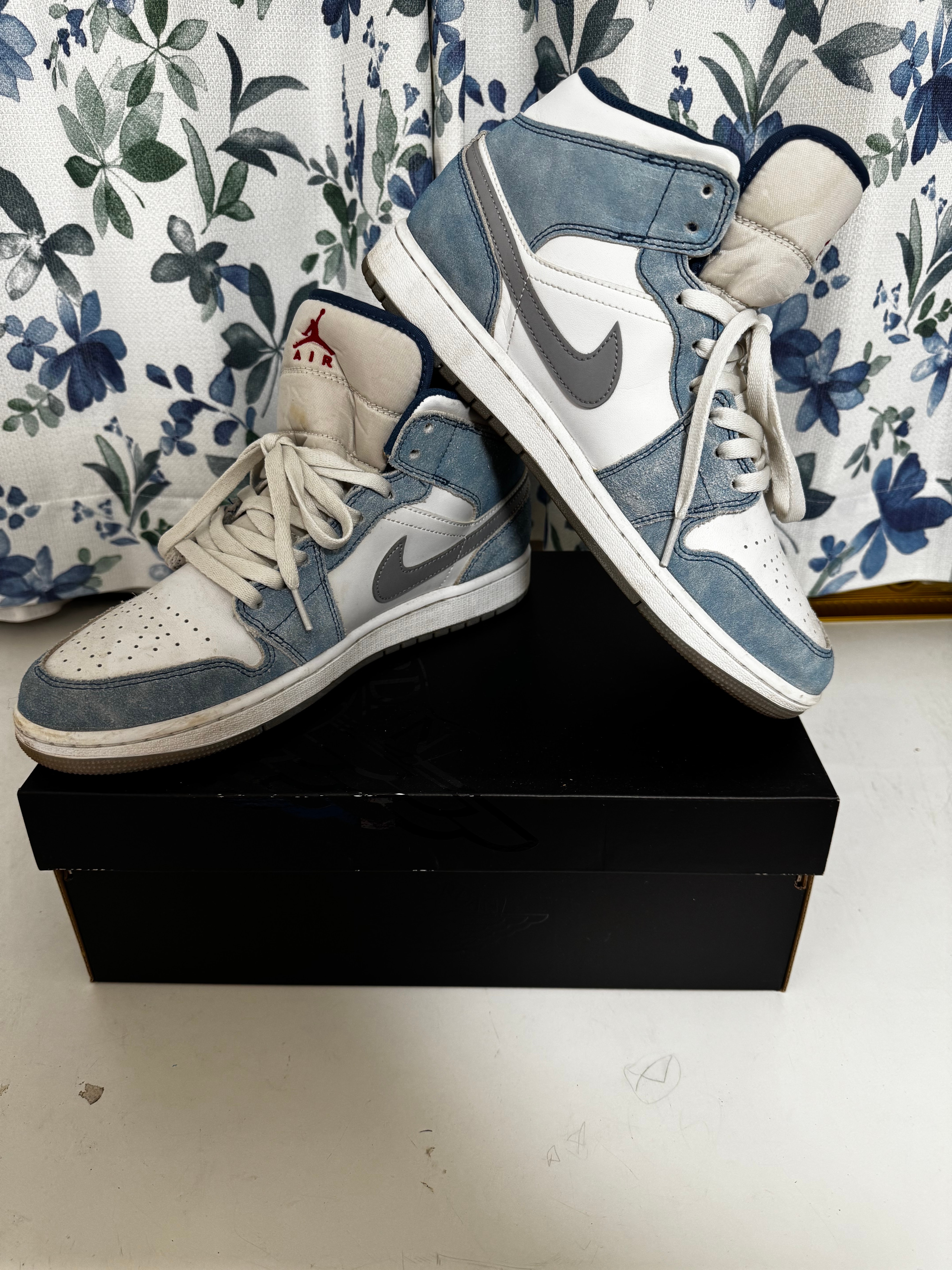 Nike Air Jordan 1 Mid SE "White/Hyper Royal/Red"