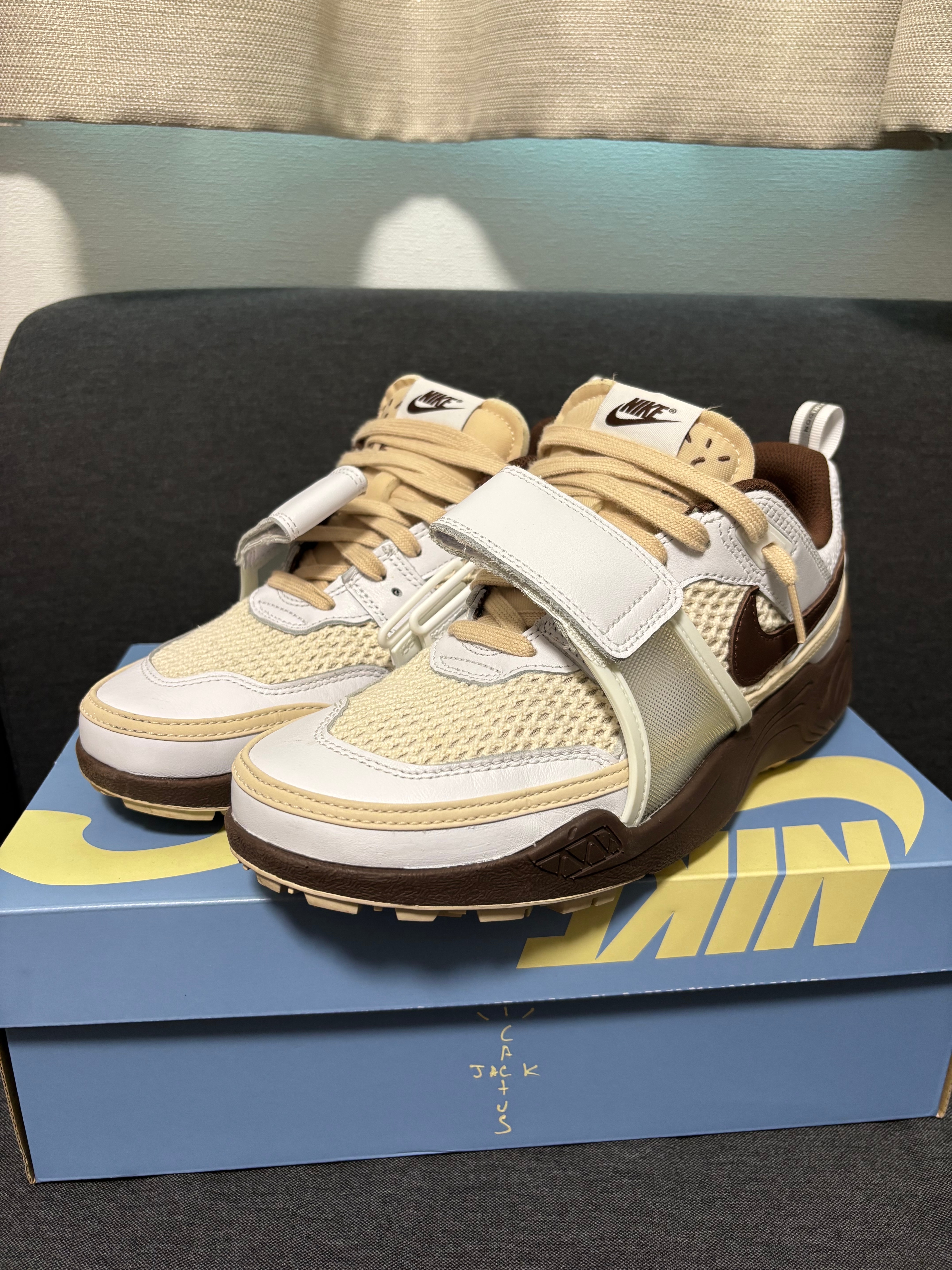 Travis Scott × Nike Zoom Field Jaxx "White and Light Chocolate"