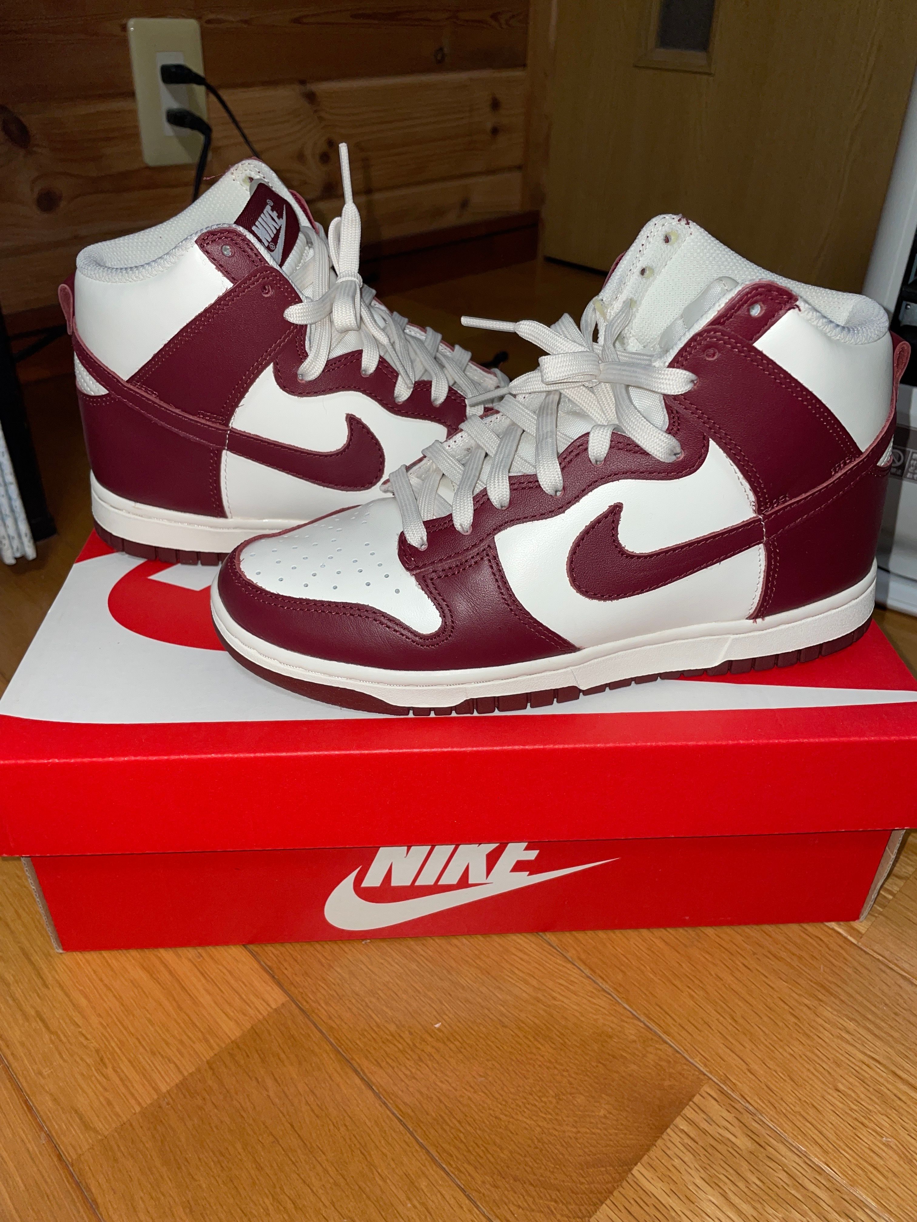 NIKE Women's DUNK HIGH "TEAM RED"