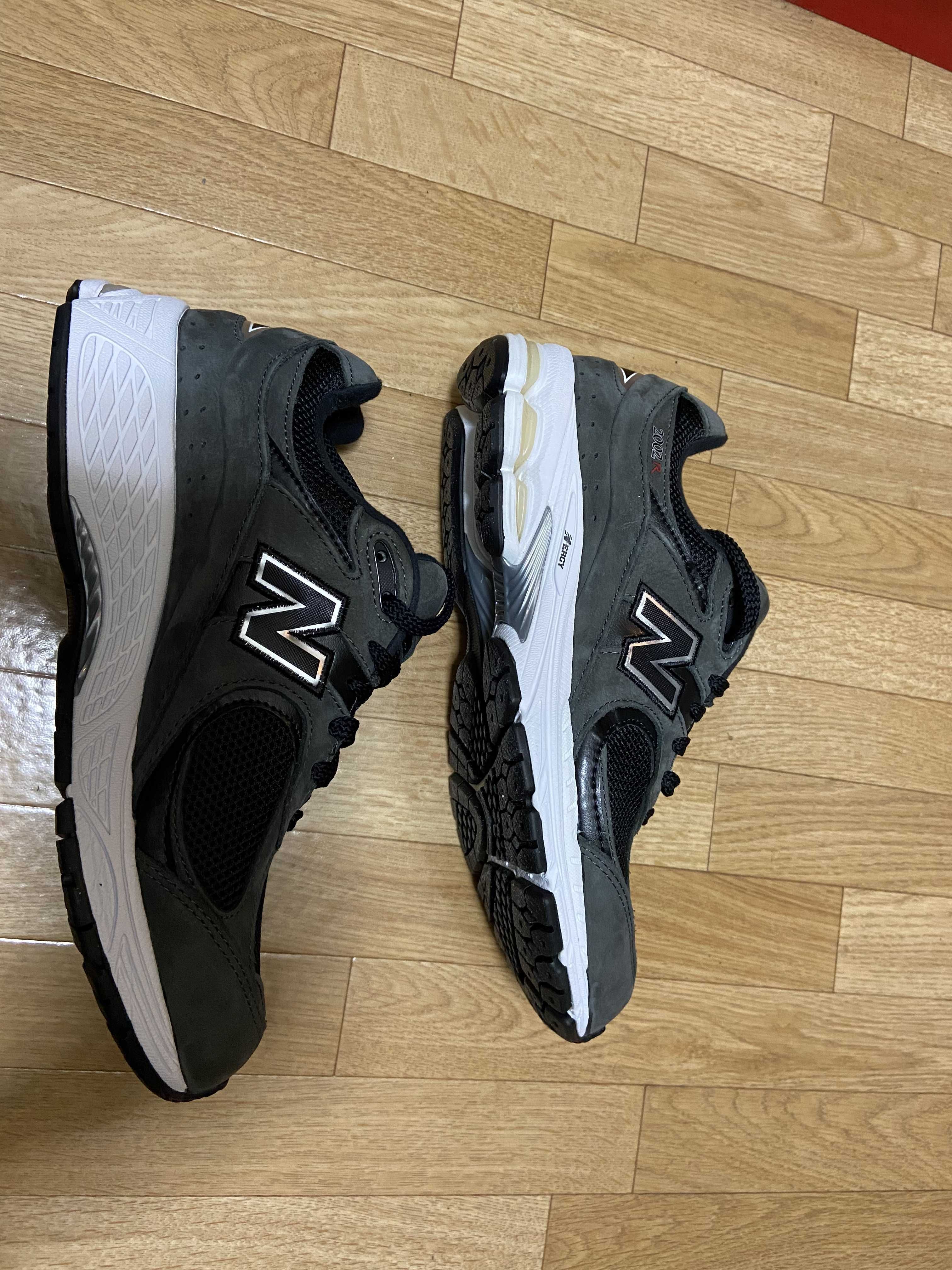 New Balance 2002R "Black/Gray"