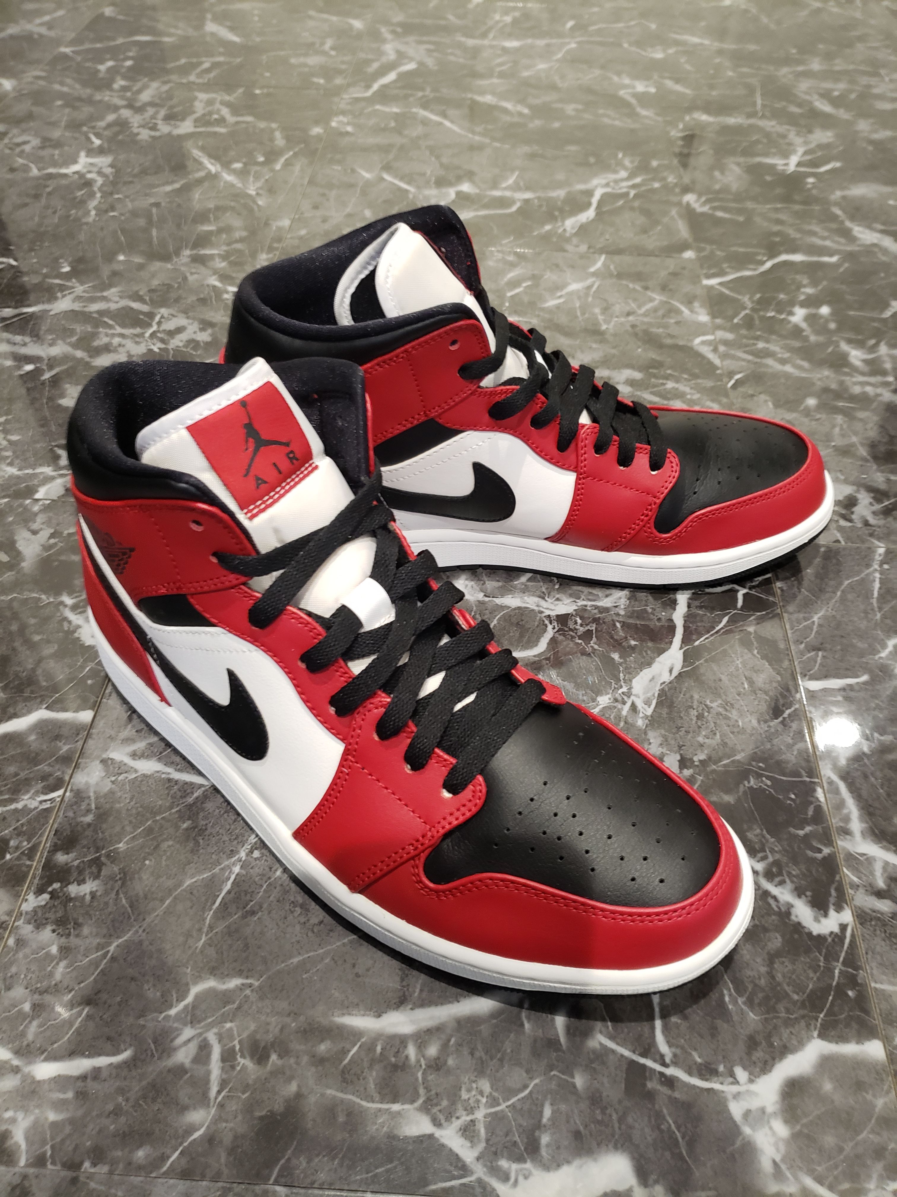 Nike Air Jordan 1 Mid "Chicago Black Toe"