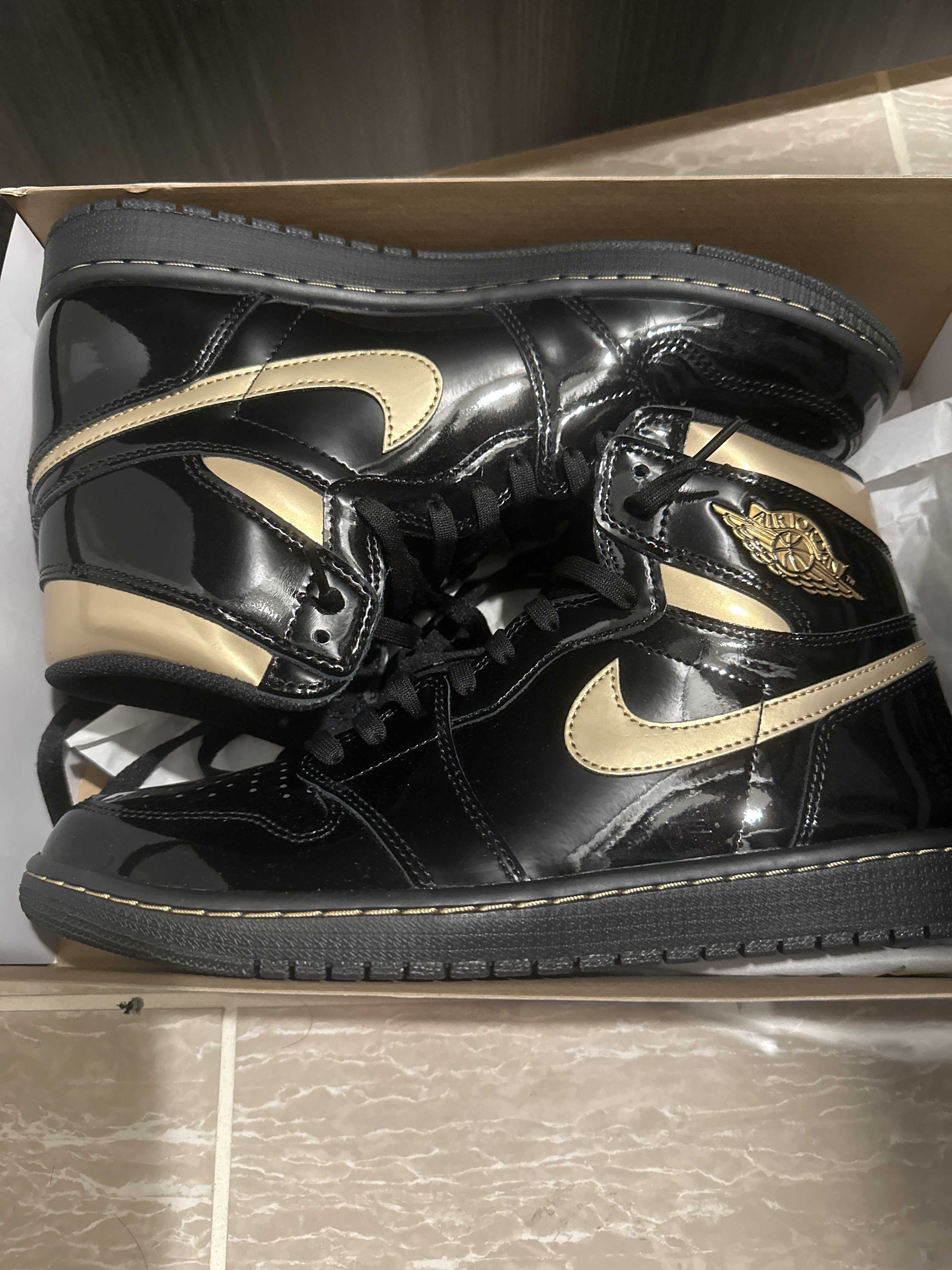 Nike Air Jordan 1 High OG "Black-Metalic Gold"