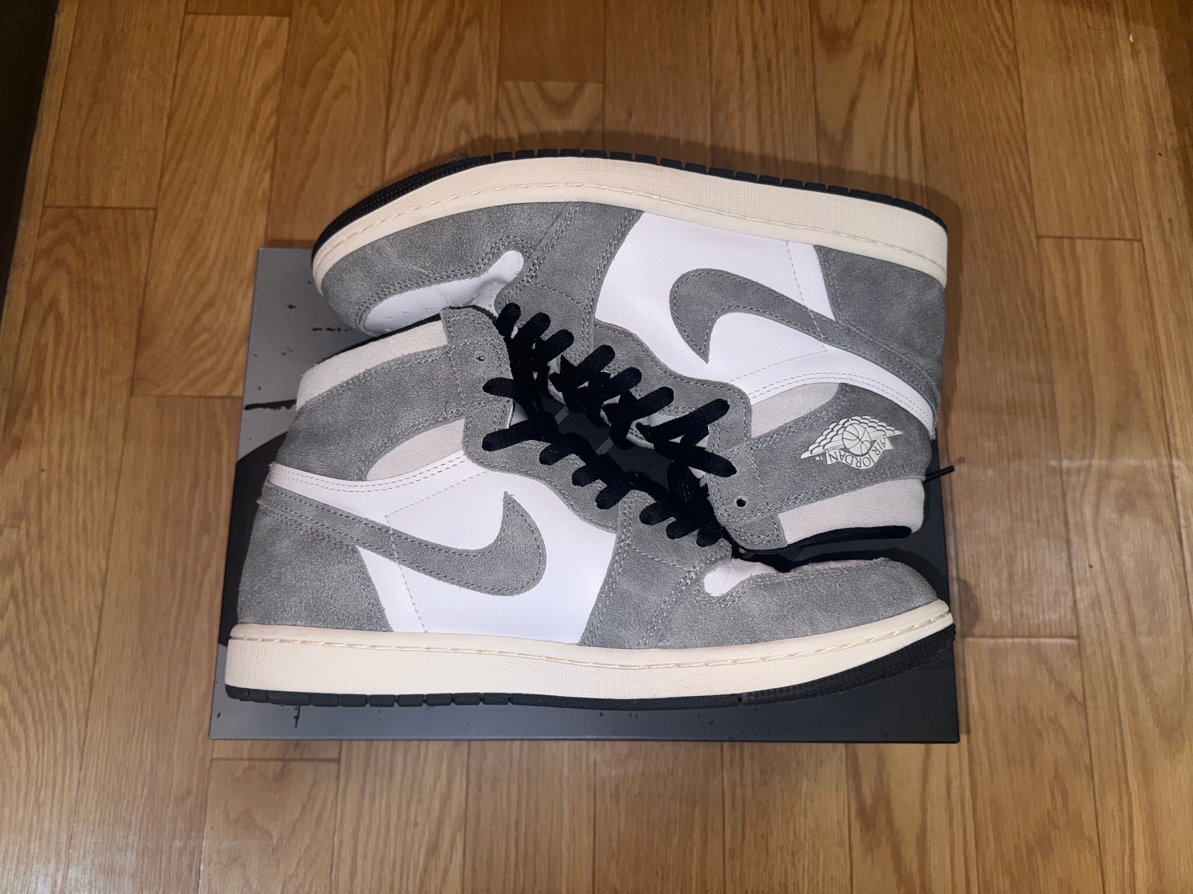 Nike Air Jordan 1 Retro High OG "Black and Smoke Grey"