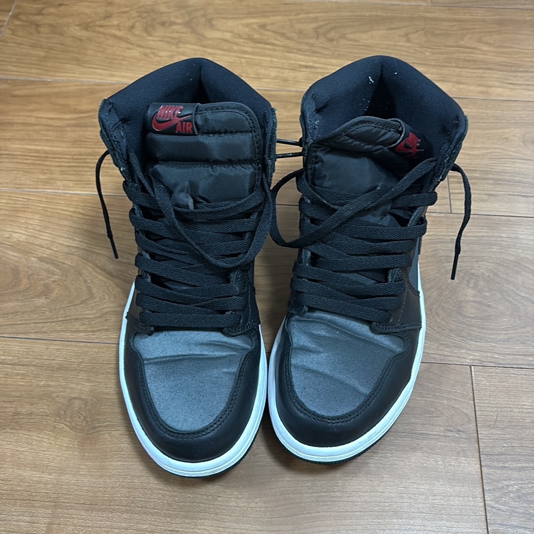 Nike Air Jordan 1 Retro High OG "Black/Metallic Silver/Gym Red"