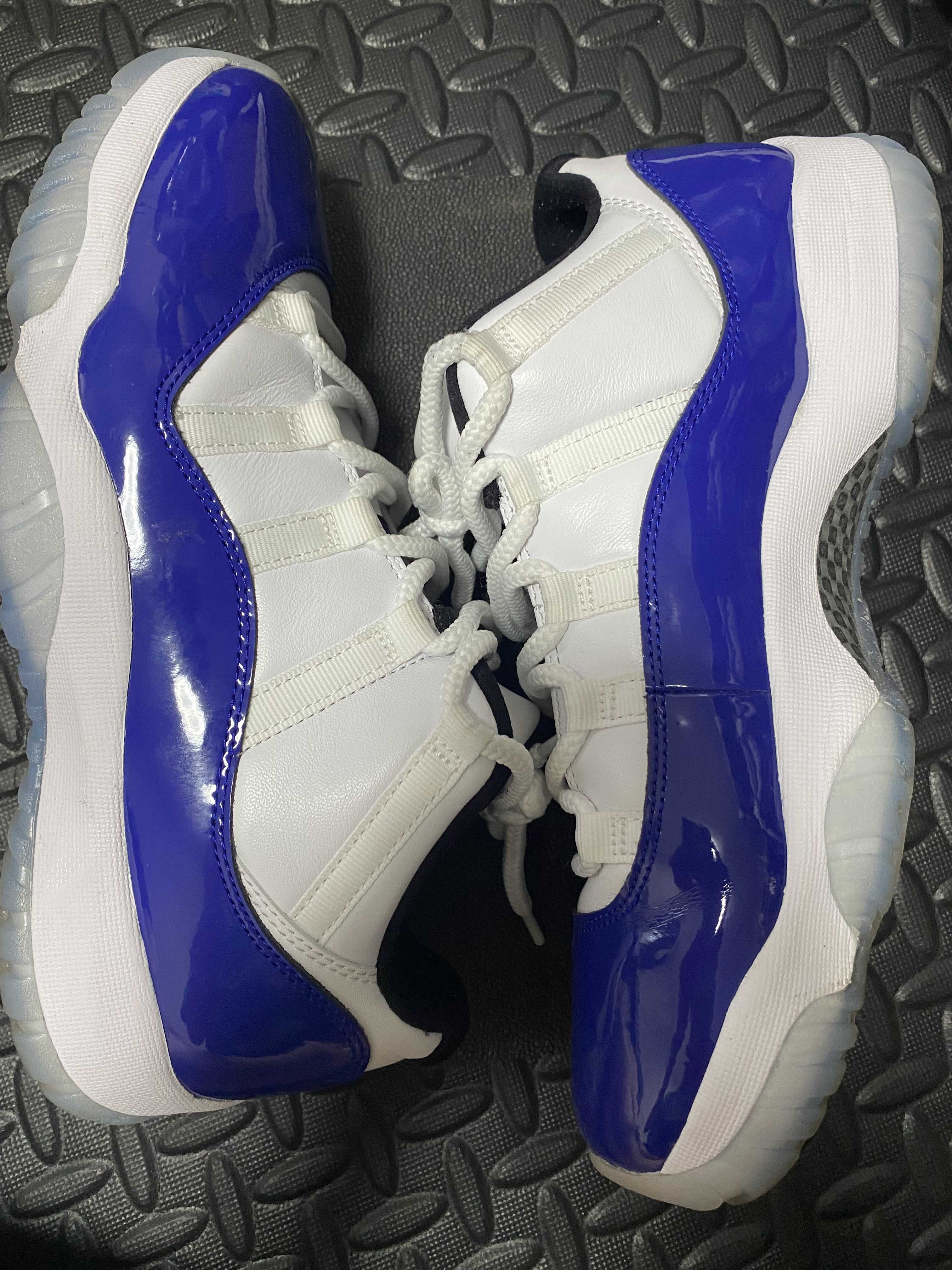 NIKE Women's AIR JORDAN 11 LOW "CONCORD SKETCH"