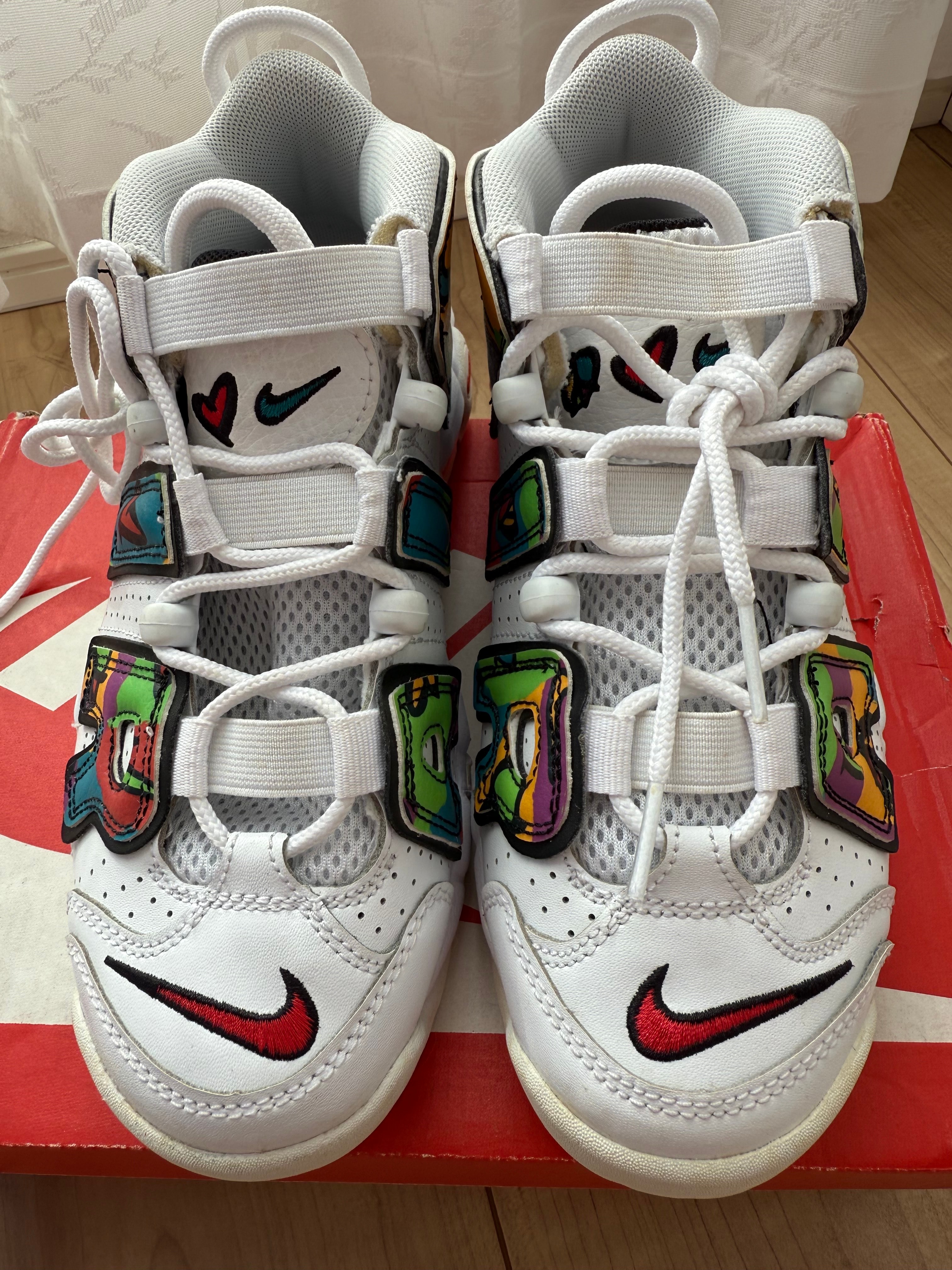 ナイキ GS エア モア アップテンポ "ピース ラブ スウッシュ"