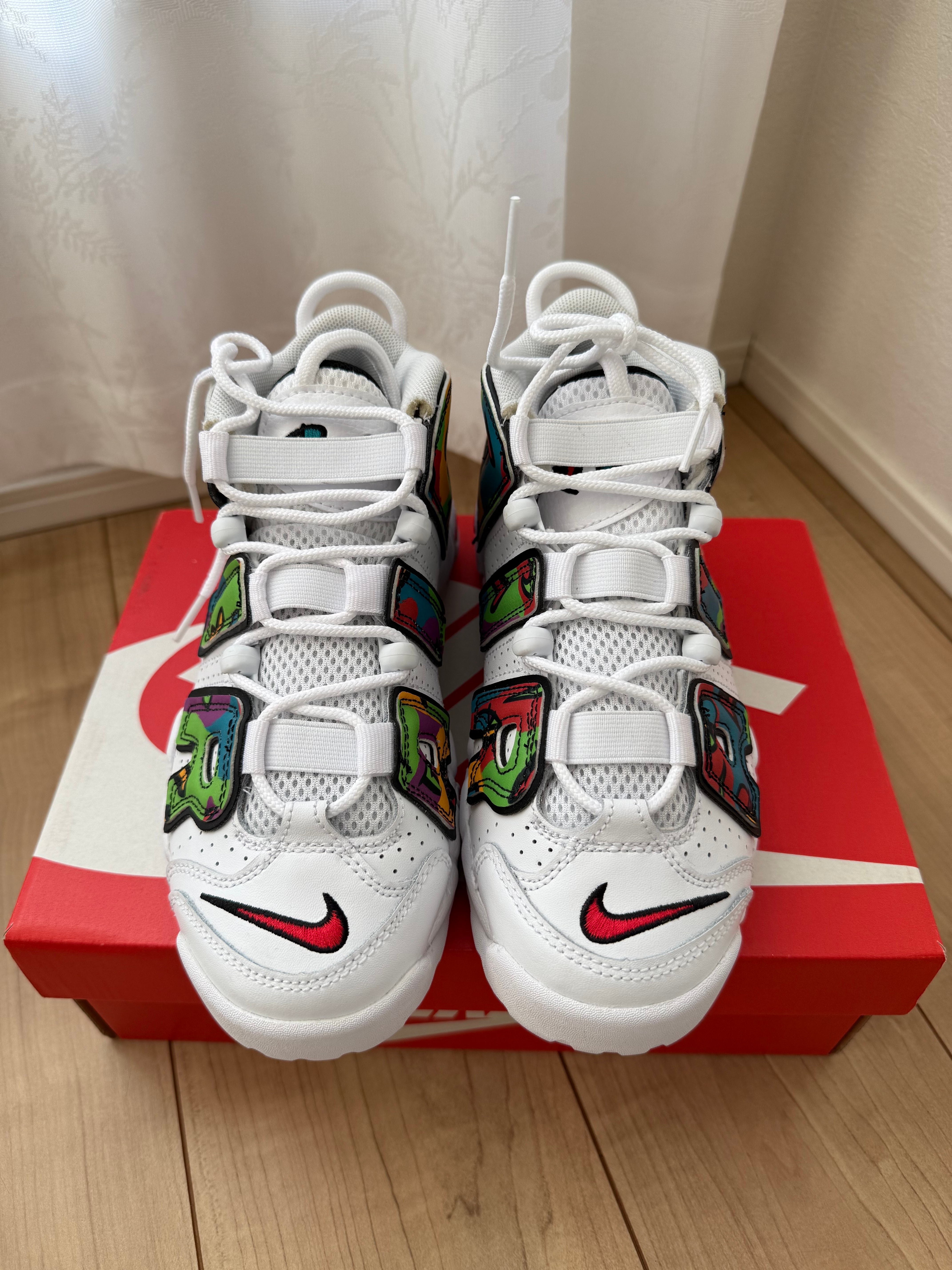 ナイキ GS エア モア アップテンポ "ピース ラブ スウッシュ"