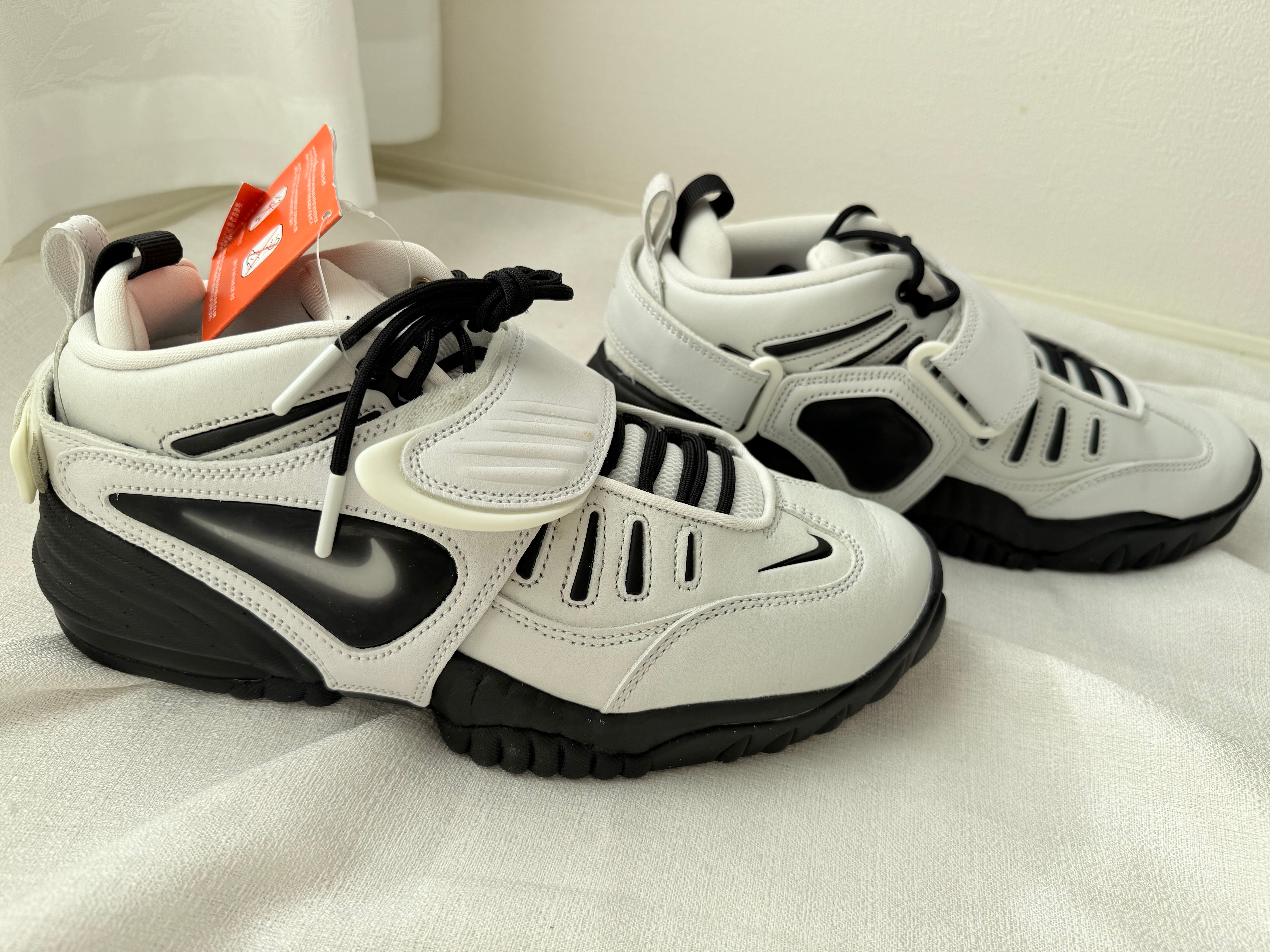 アンブッシュ × ナイキ エアアジャストフォース "サミット ホワイト アンド ブラック"