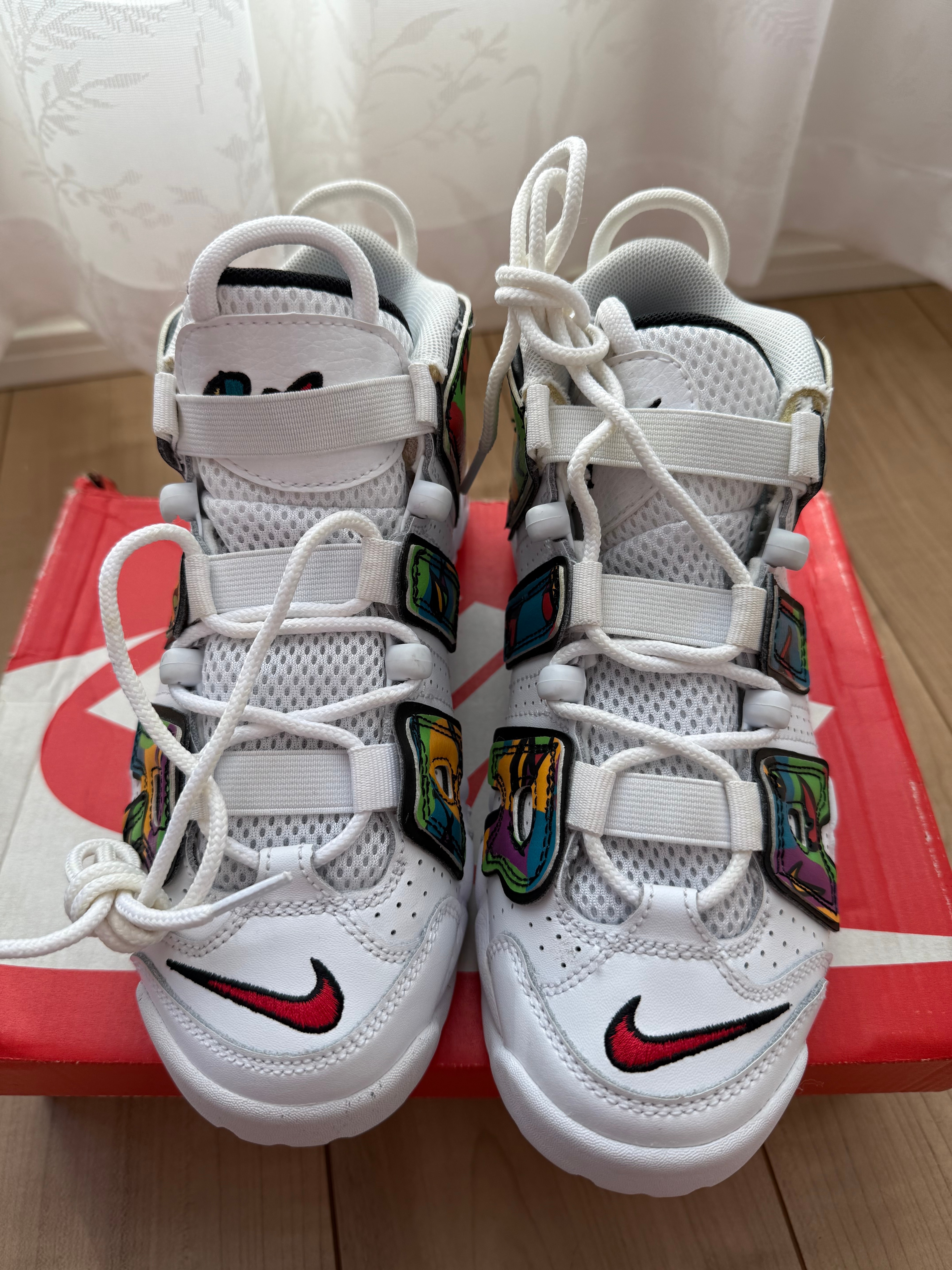 ナイキ GS エア モア アップテンポ "ピース ラブ スウッシュ"