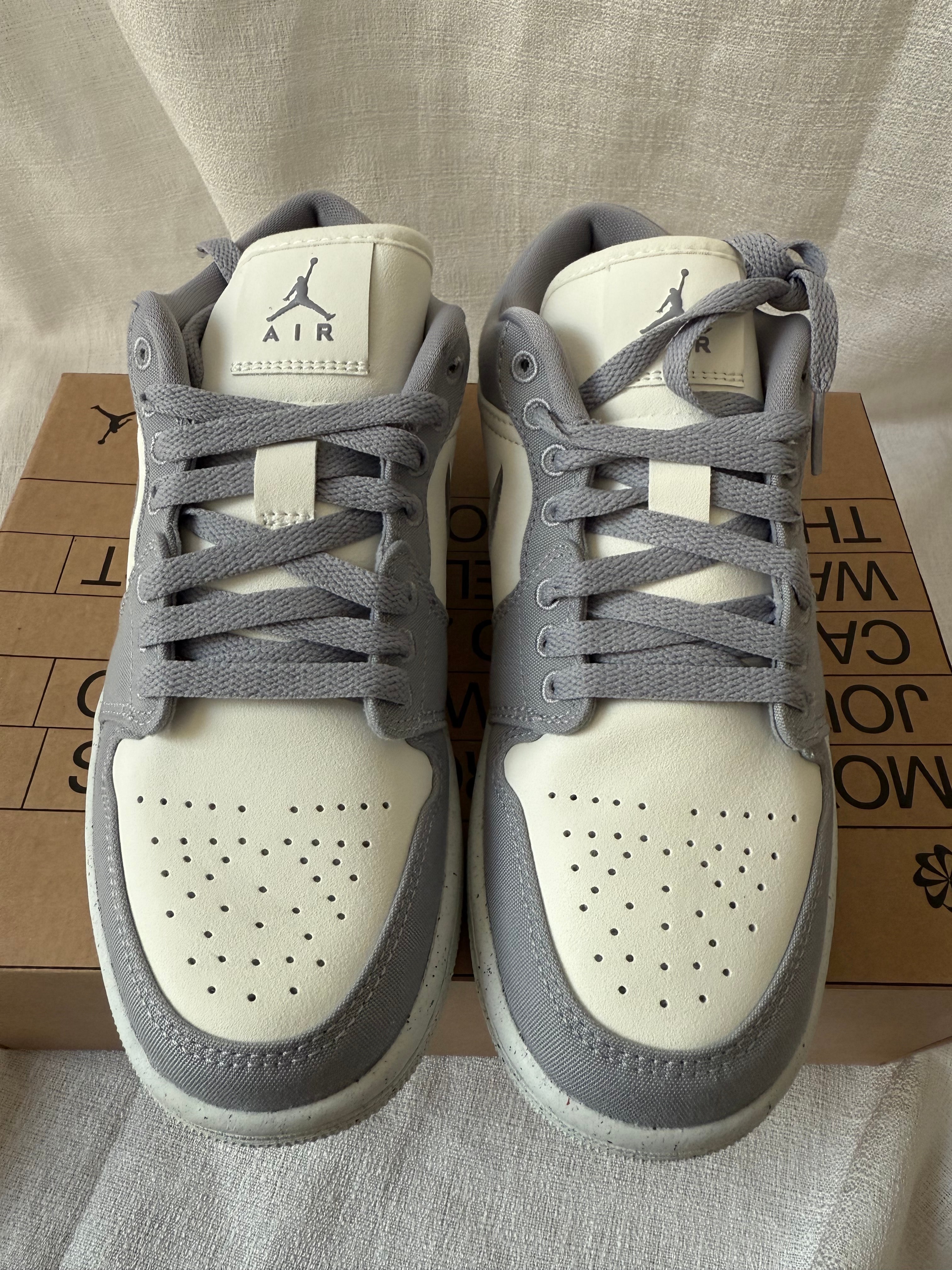 ナイキ ウィメンズ エアジョーダン1 ロー "ライトスチールグレー"