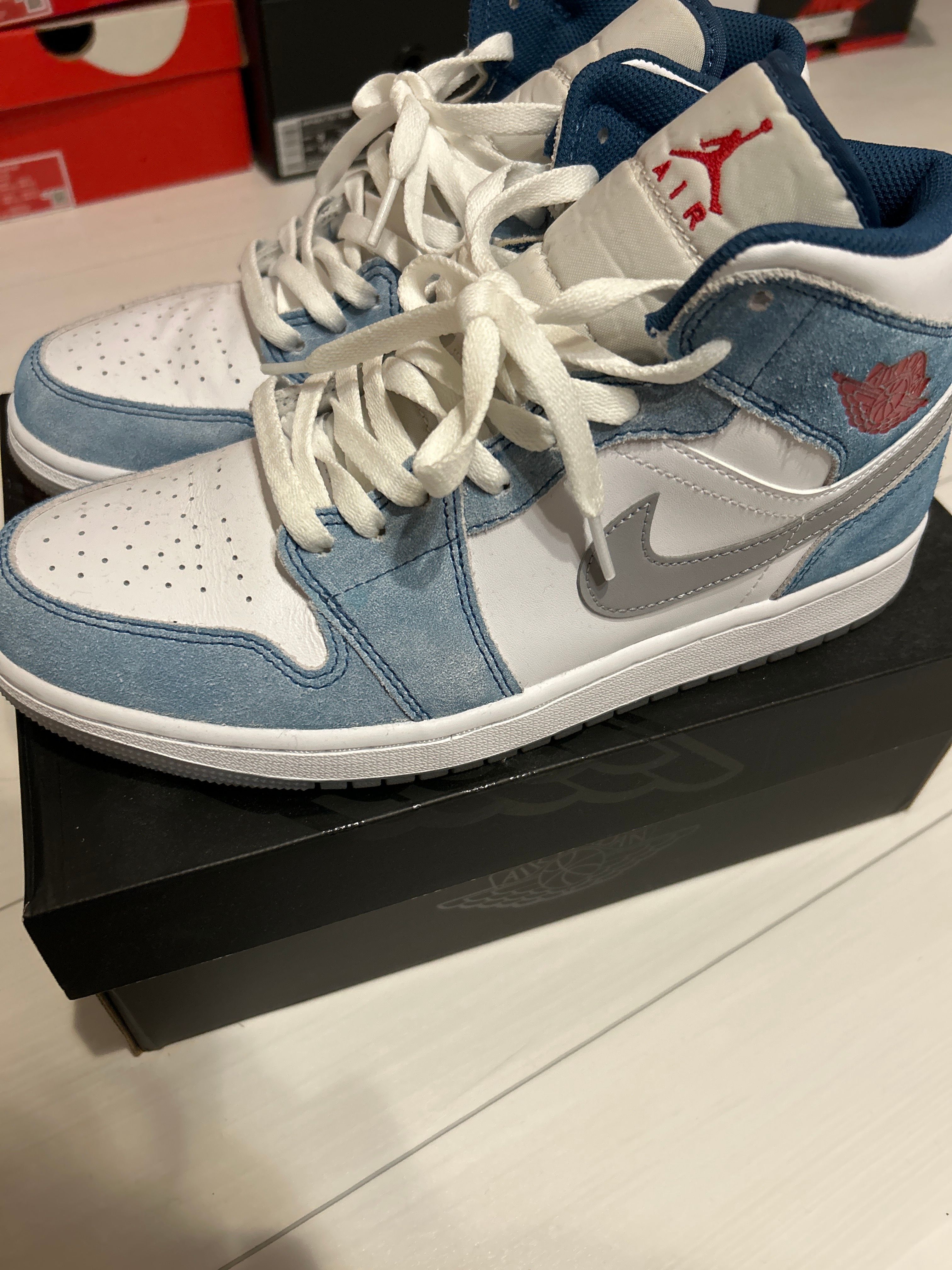 Nike Air Jordan 1 Mid SE "White/Hyper Royal/Red"