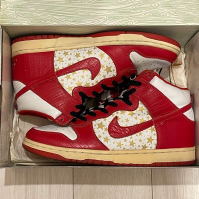 Supreme × Nike SB Dunk High "Red Stars"