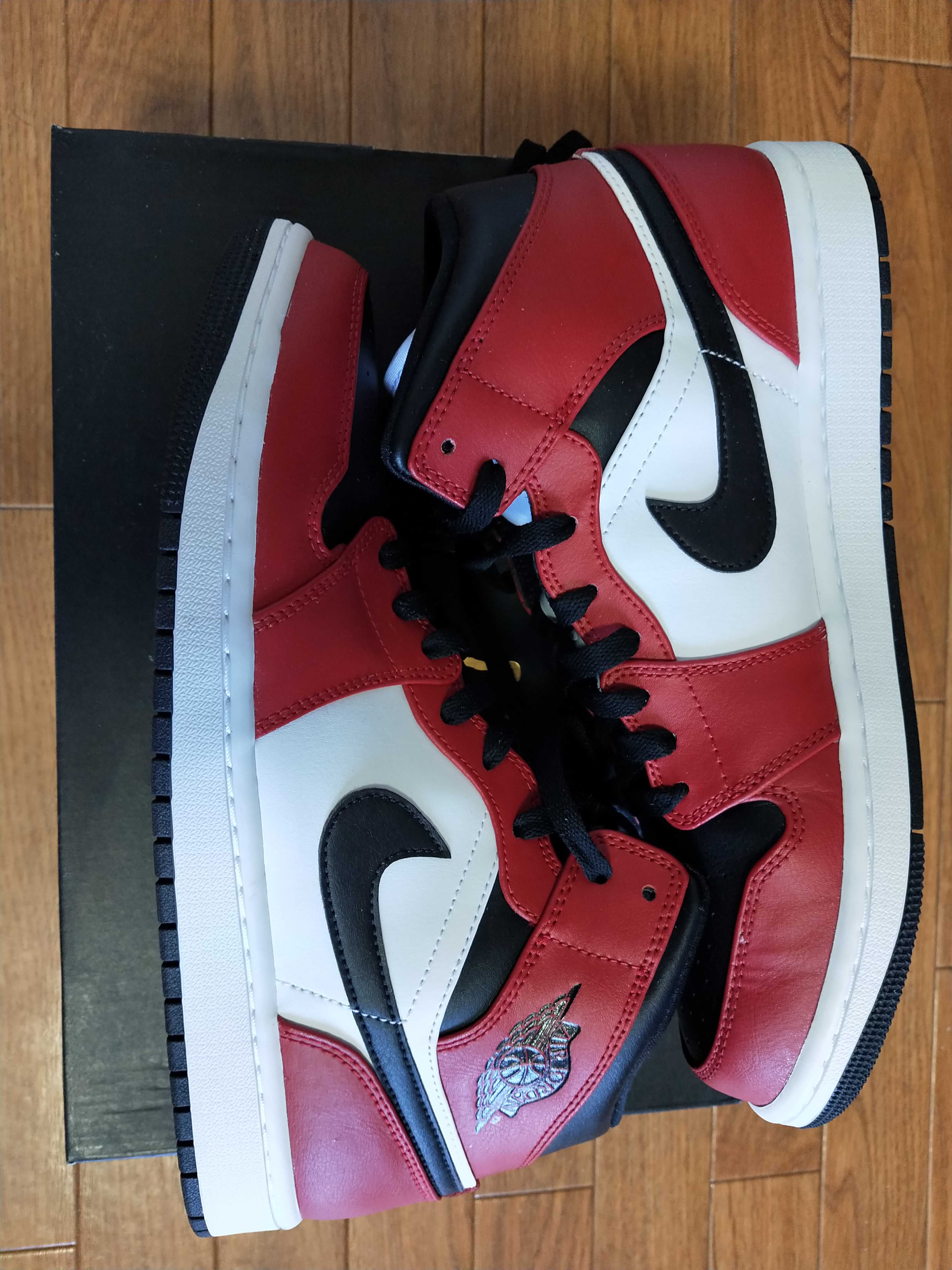 Nike Air Jordan 1 Mid "Chicago Black Toe"
