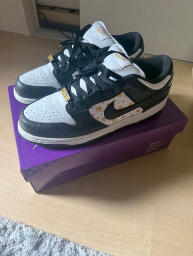 Supreme × Nike SB Dunk Low OG QS Gold Stars "White/Black"