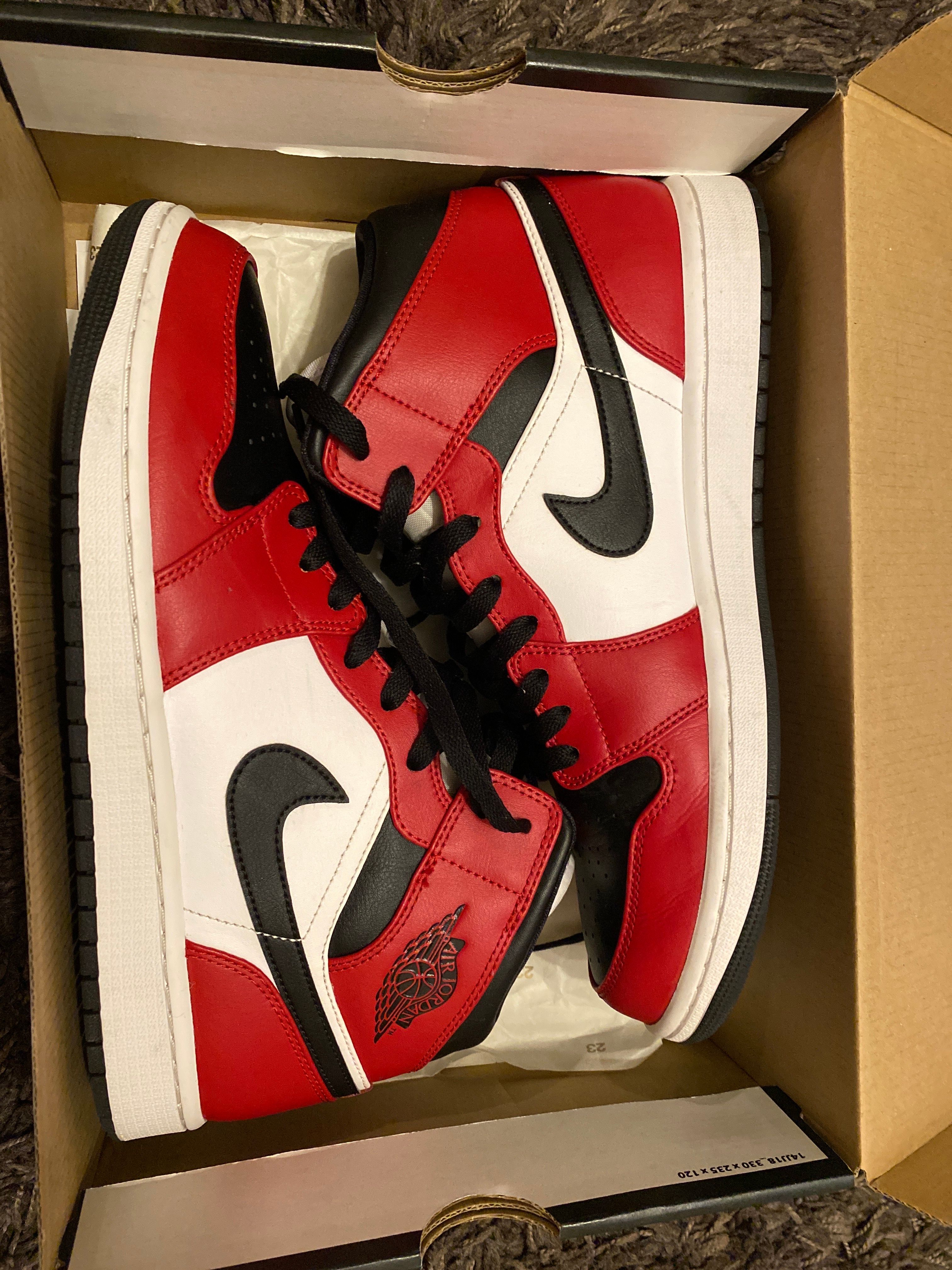 Nike Air Jordan 1 Mid "Chicago Black Toe"
