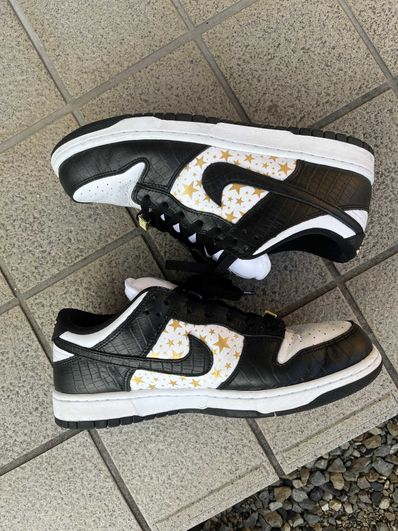 Supreme × Nike SB Dunk Low OG QS Gold Stars "White/Black"