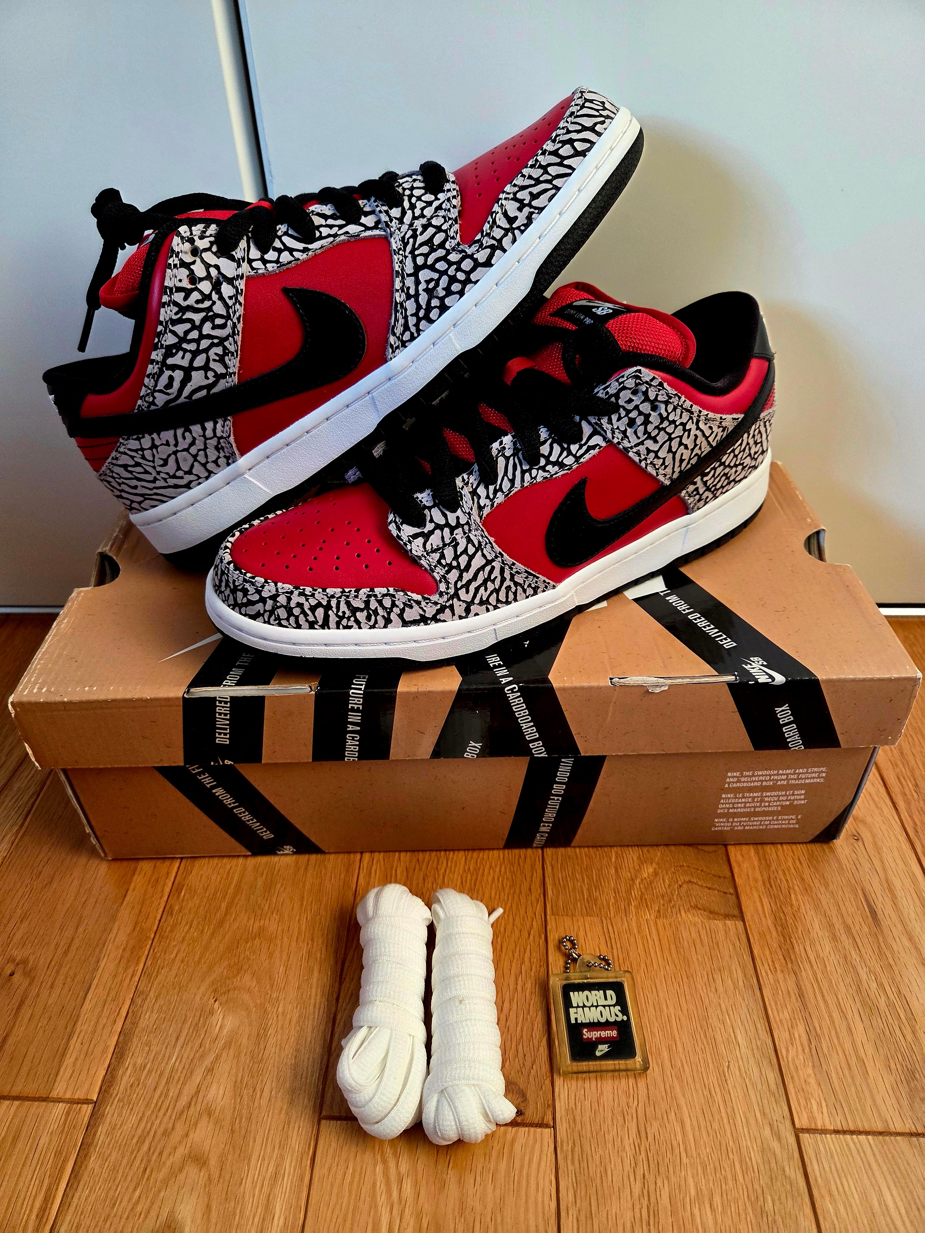 Supreme × Nike SB Dunk Low "Red Cement"(2012)