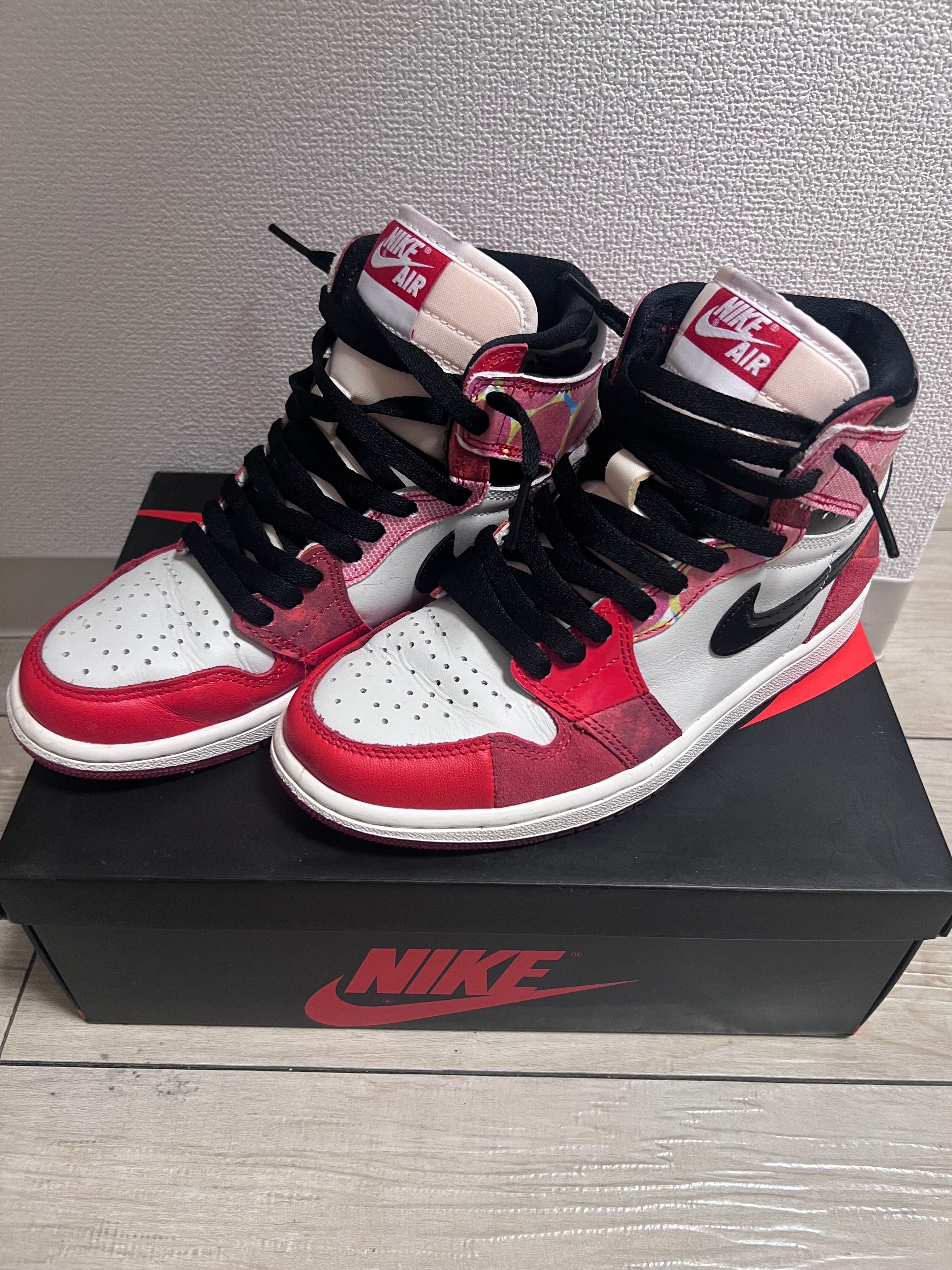 スパイダーマン × ナイキ エアジョーダン1 レトロ ハイ OG SP "スパイダーマン・アクロス・ザ・スパイダーバース/ユニバーシティレッド"