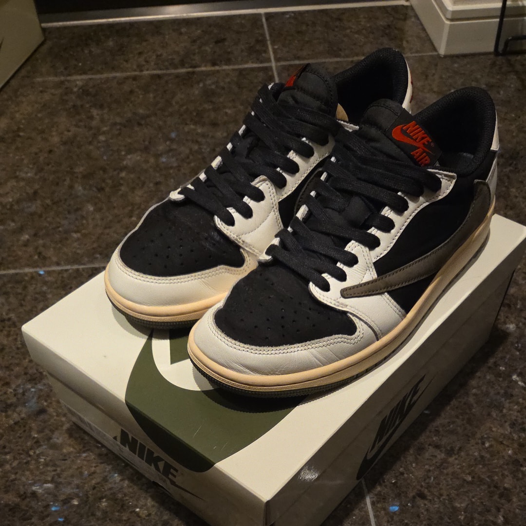 トラヴィススコット × ナイキ ウィメンズ エアジョーダン1 ロー OG "ミディアム オリーブ"