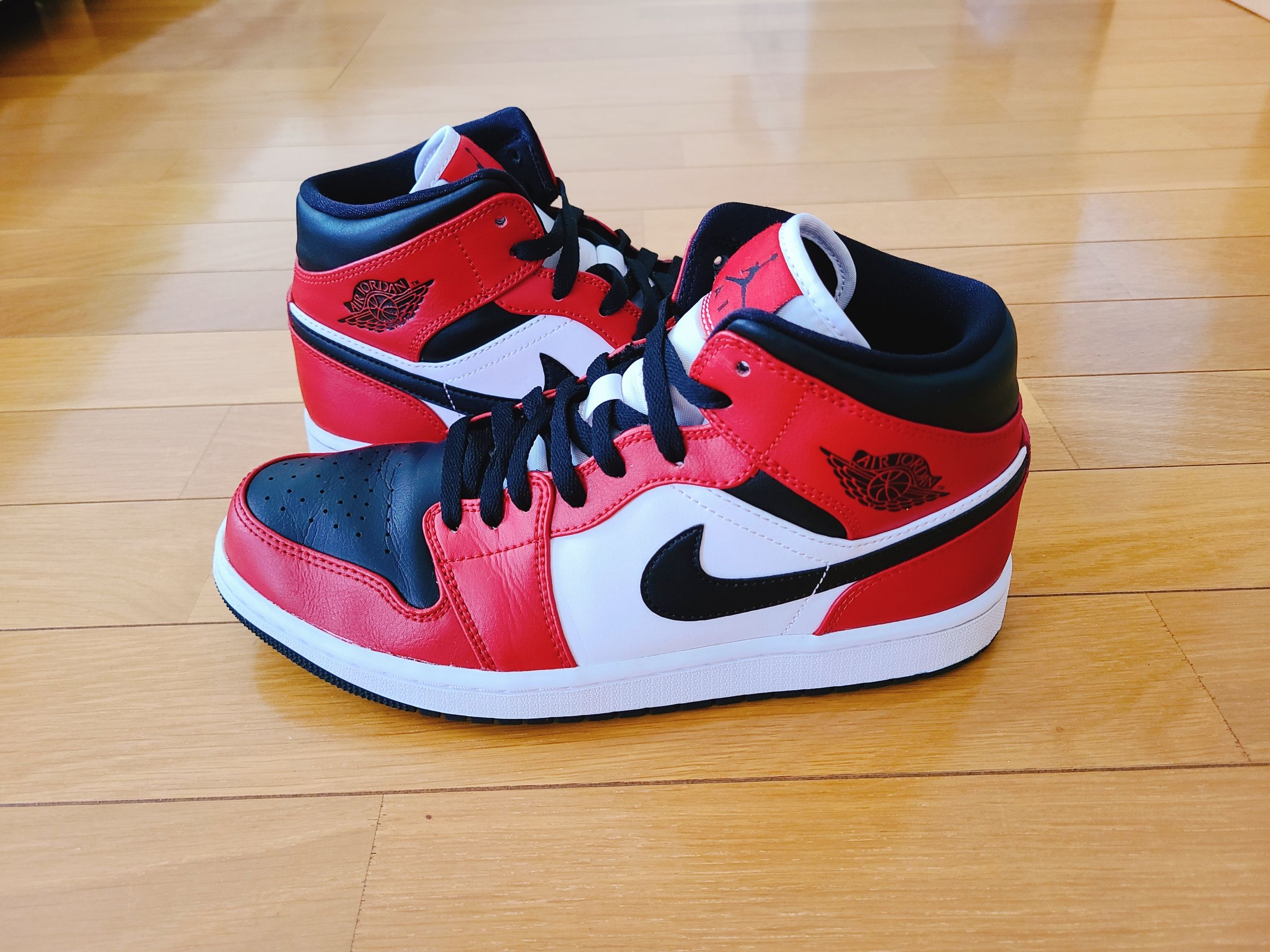 Nike Air Jordan 1 Mid "Chicago Black Toe"