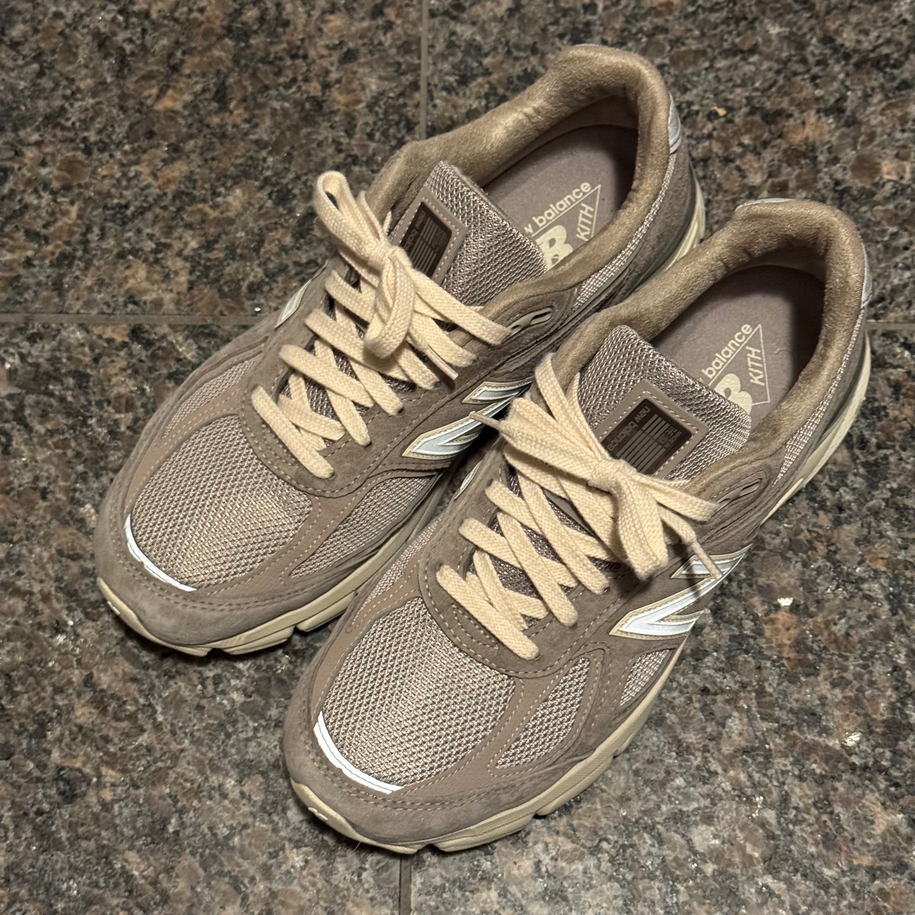 キス × ニューバランス 990V4 "ムーンロック"