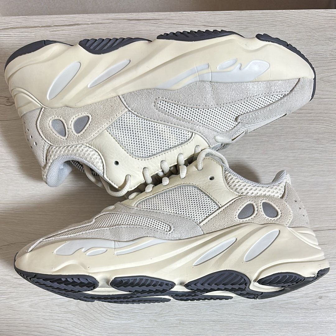 adidas YEEZY Boost 700 "Analog"