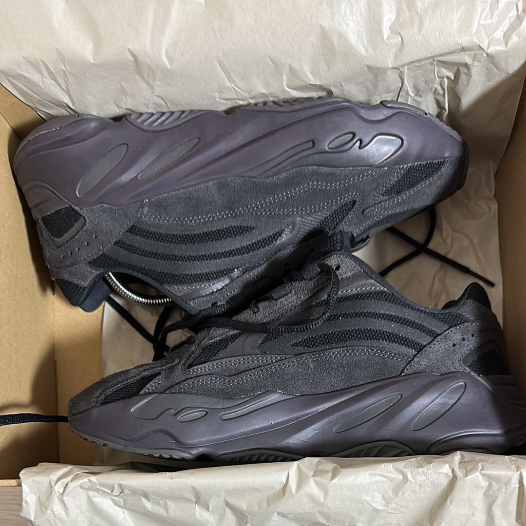 adidas YEEZY BOOST 700 V2 "Vanta"