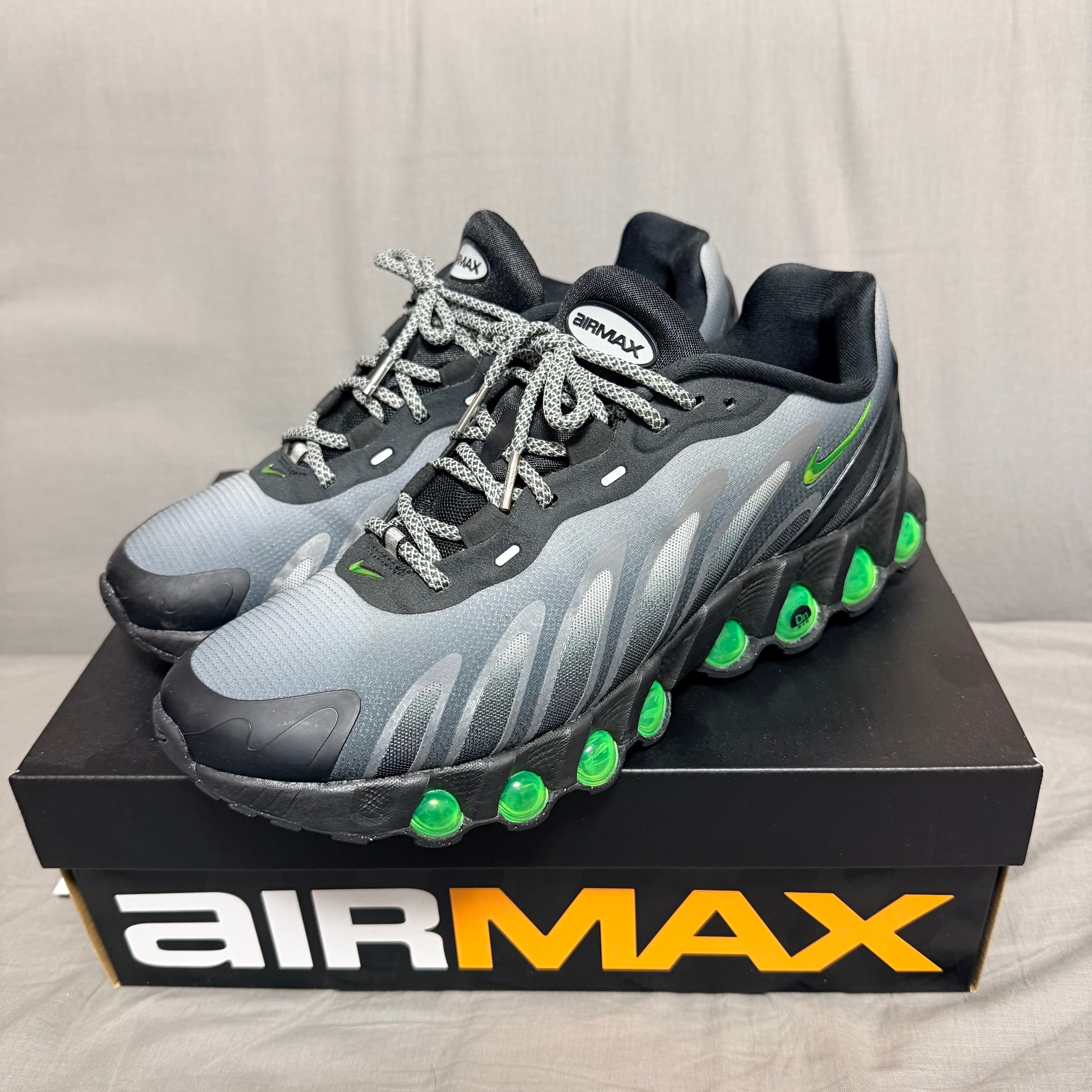 ナイキ エアマックスDN8 "ブラック/ライトスモークグレー/ブラック/ボルト"