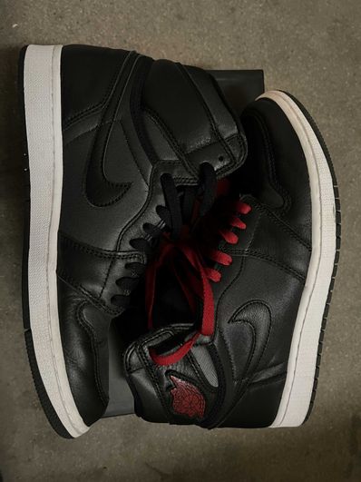 Nike Air Jordan 1 Retro High OG "Black/Metallic Silver/Gym Red"