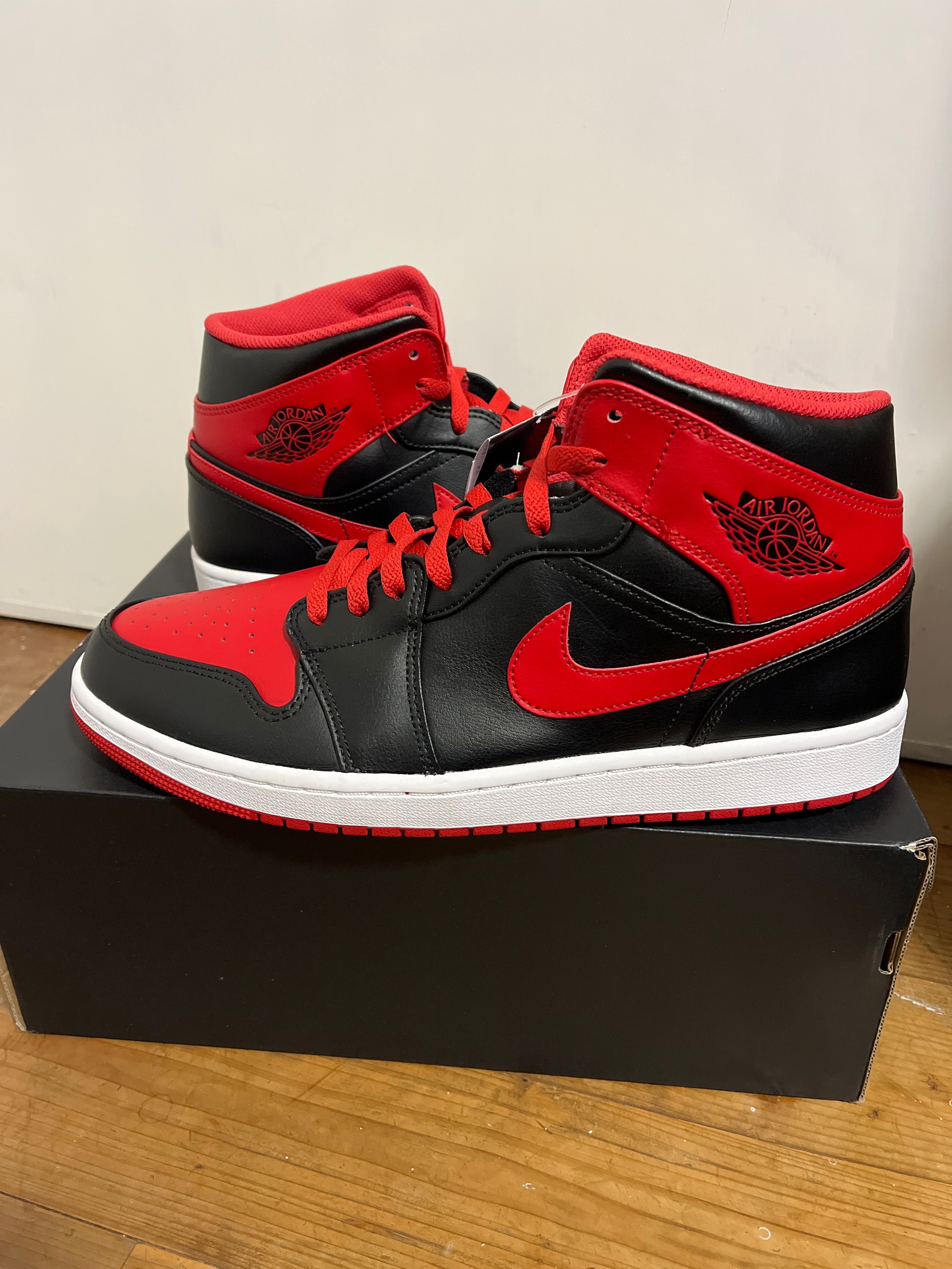 Nike Air Jordan 1 Mid "Bred Toe"