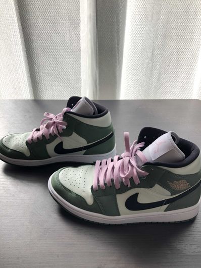 NIKE Women's AIR JORDAN 1 MID SE "DUTCH GREEN"