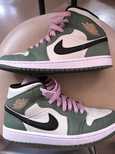 NIKE Women's AIR JORDAN 1 MID SE "DUTCH GREEN"