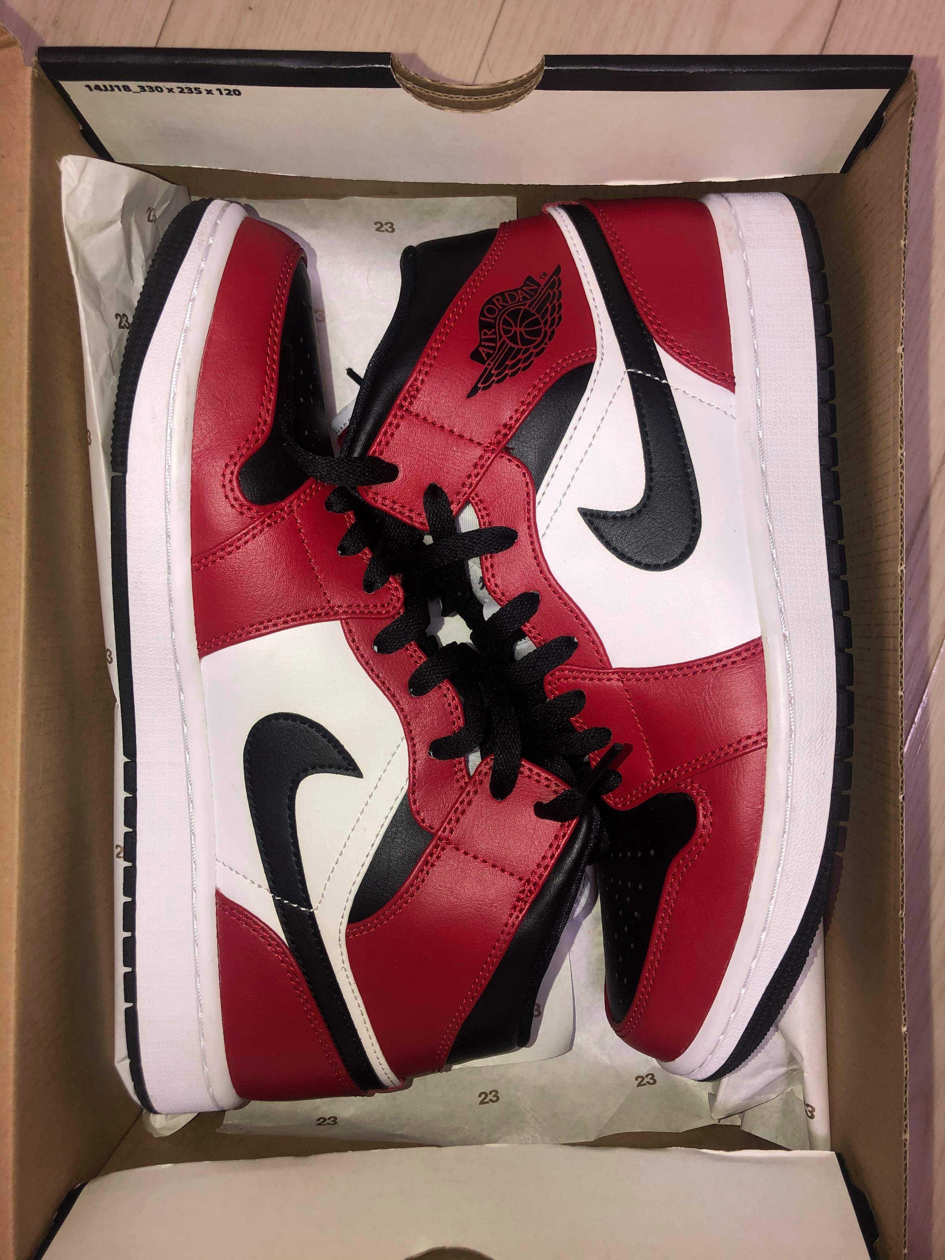 Nike Air Jordan 1 Mid "Chicago Black Toe"