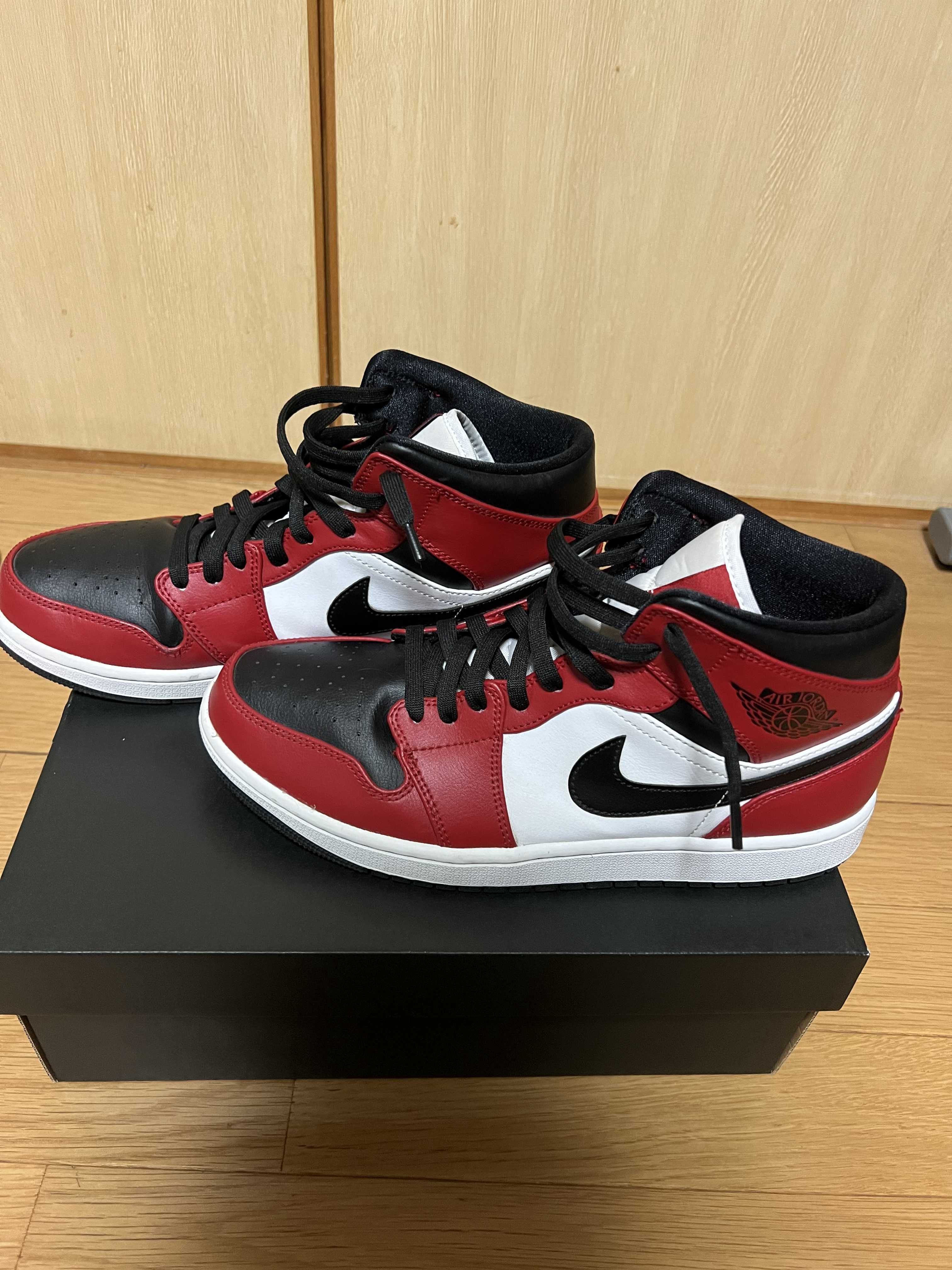Nike Air Jordan 1 Mid "Chicago Black Toe"