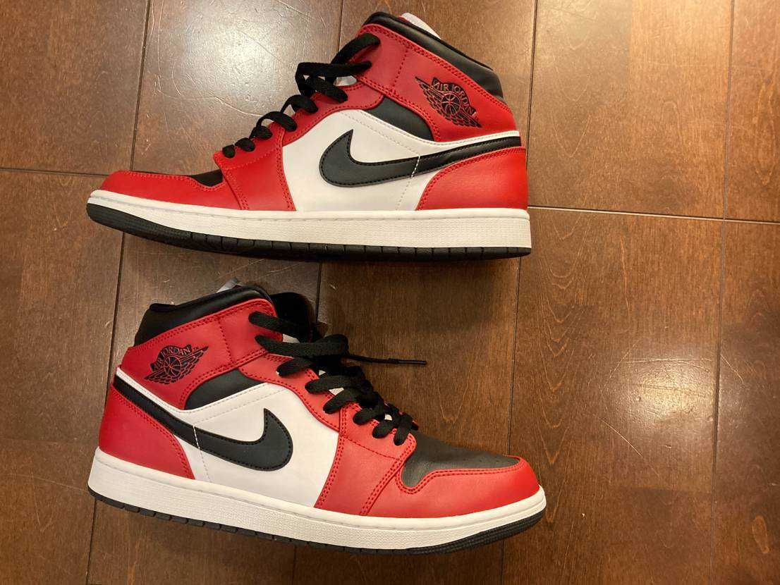 Nike Air Jordan 1 Mid "Chicago Black Toe"