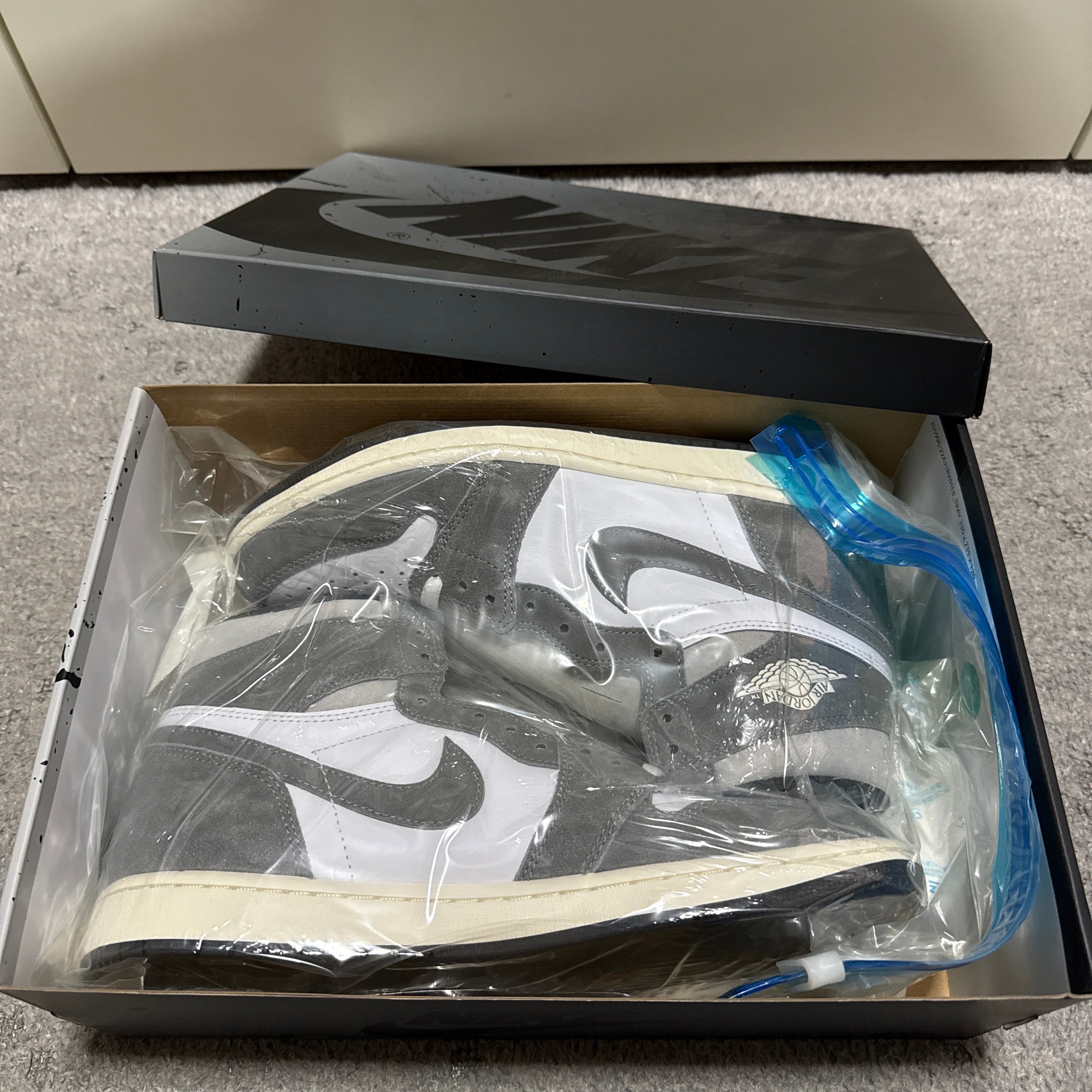 Nike Air Jordan 1 Retro High OG "Black and Smoke Grey"