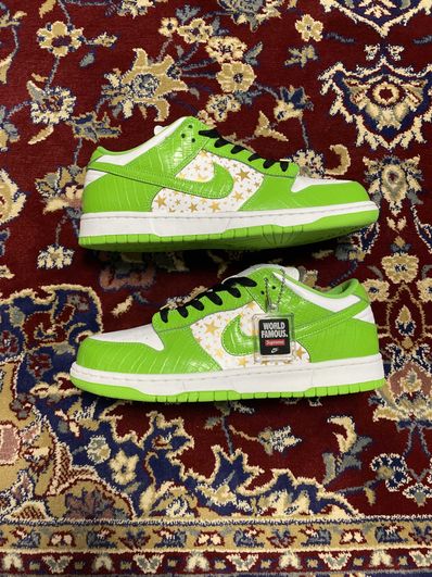 Supreme × Nike SB Dunk Low OG QS Gold Stars "White/Mean Green"