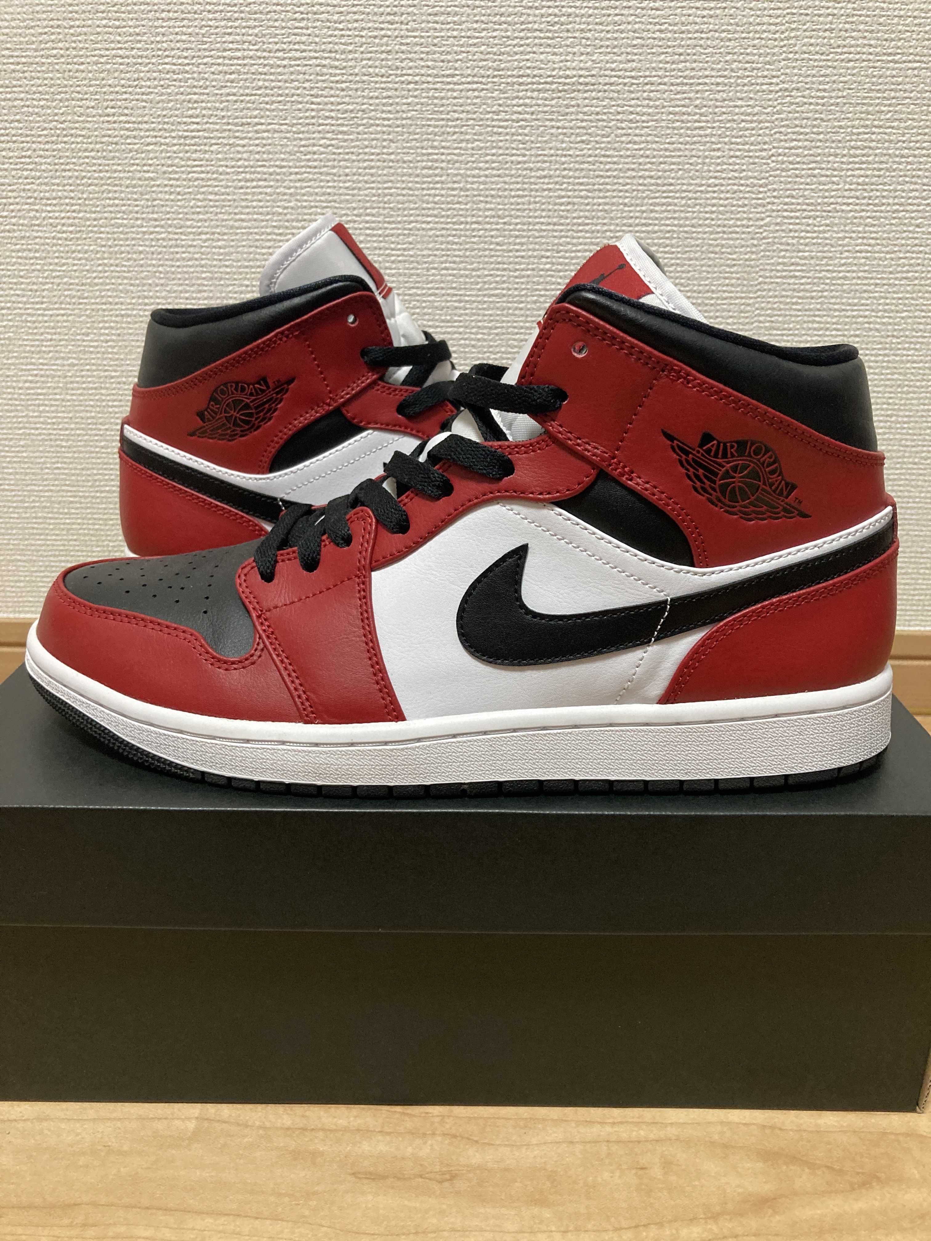 Nike Air Jordan 1 Mid "Chicago Black Toe"