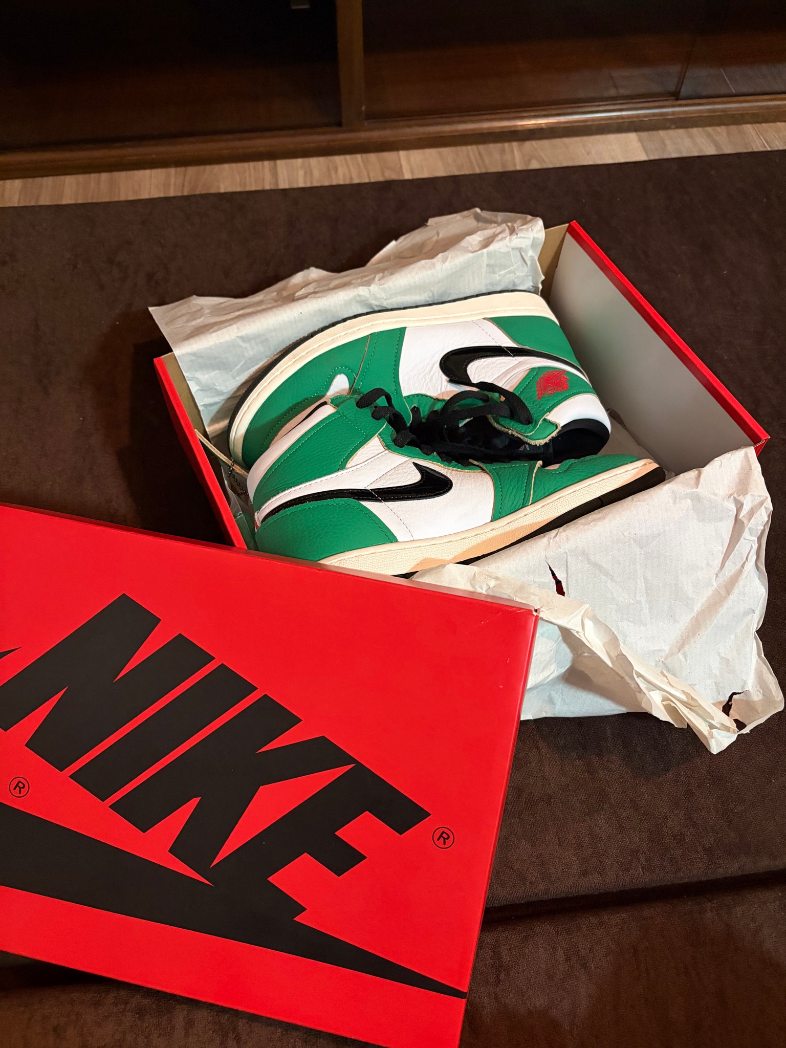 Nike Women's Air Jordan 1 High OG "Lucky Green/White-Sail-Black"