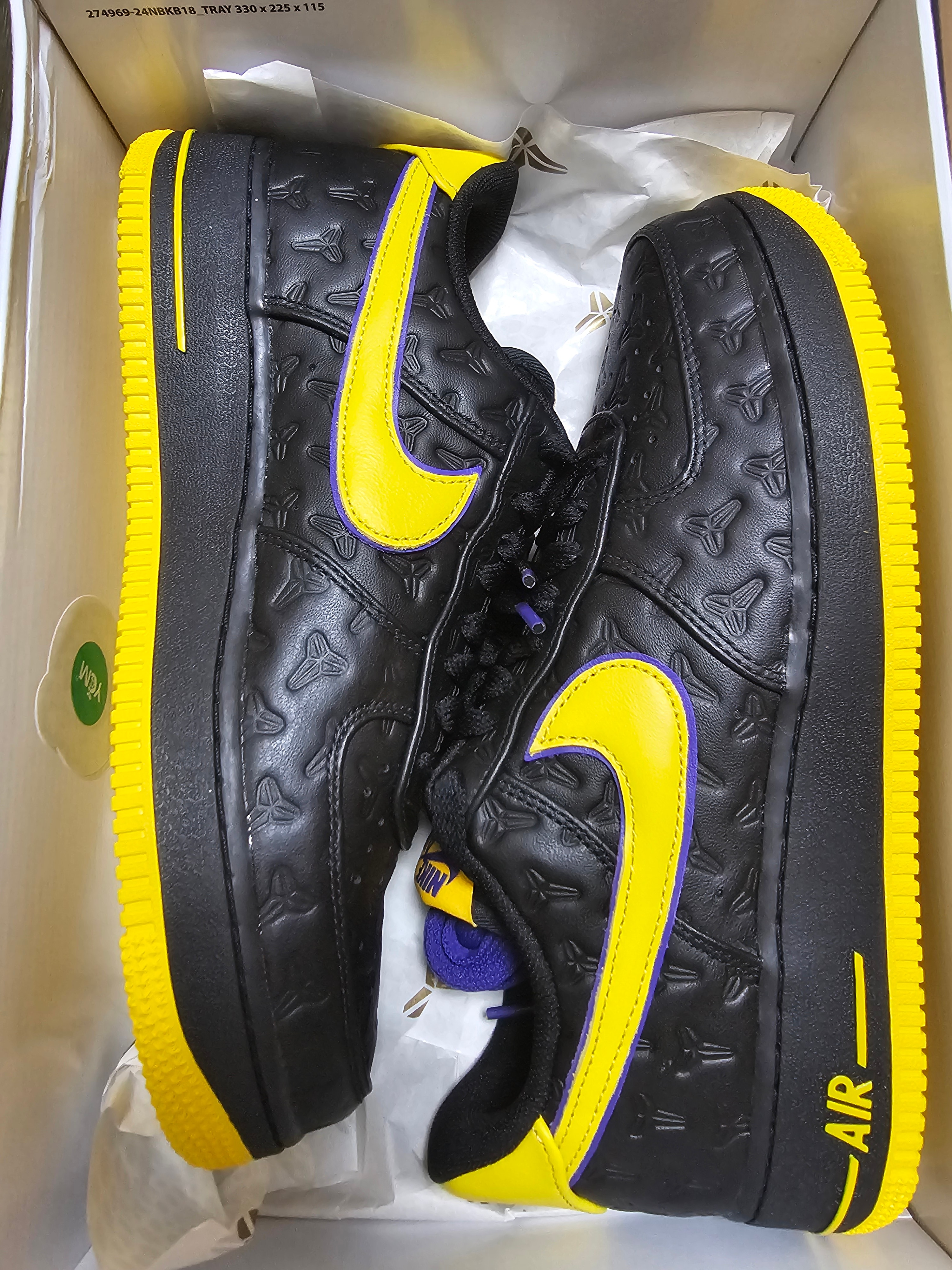 コービー・ブライアント × ナイキ エアフォース1 ロー "ブラック/バーシティメイズ" (HV5122-001) (シリアルナンバーあり/8000足限定)