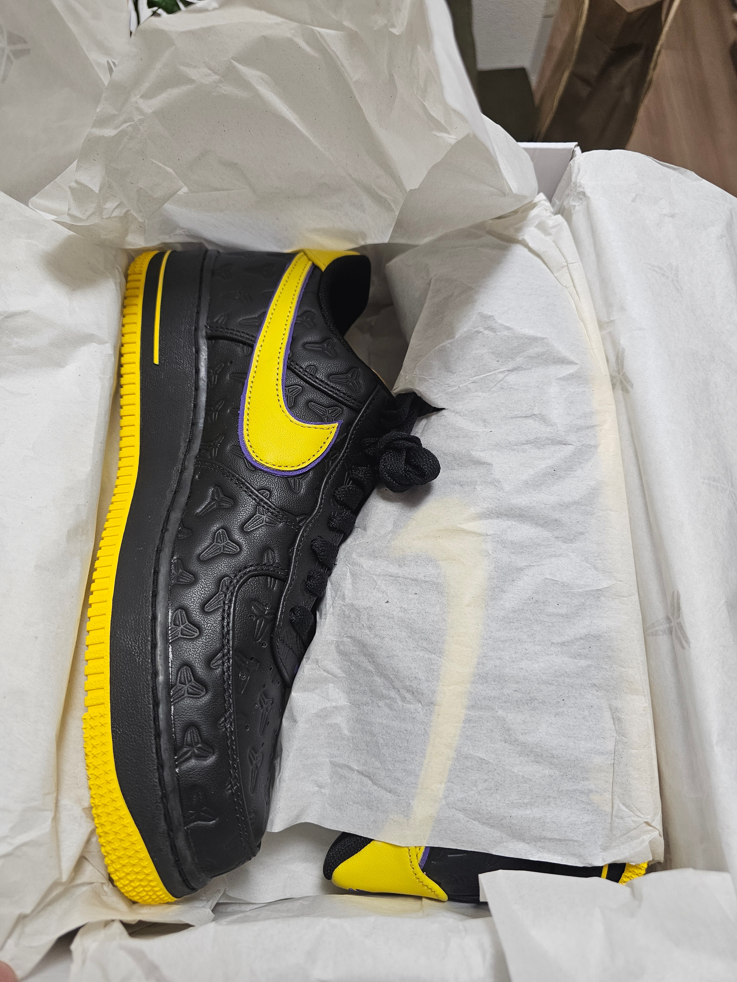 コービー・ブライアント × ナイキ エアフォース1 ロー "ブラック/バーシティメイズ" (HV5122-001) (シリアルナンバーあり/8000足限定)